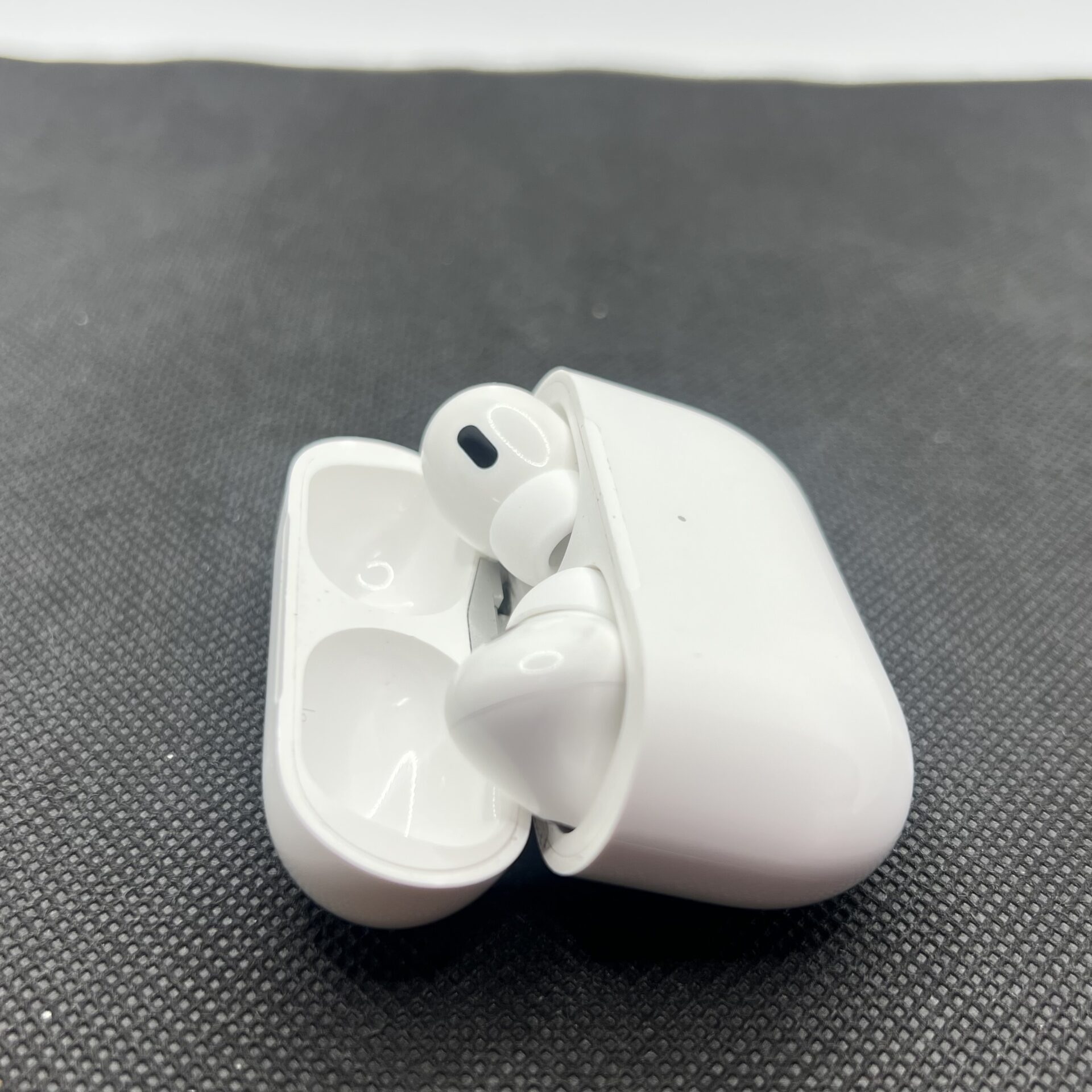 Apple AirPods Pro 2nd Gen White (Condition: Good) - Image 5