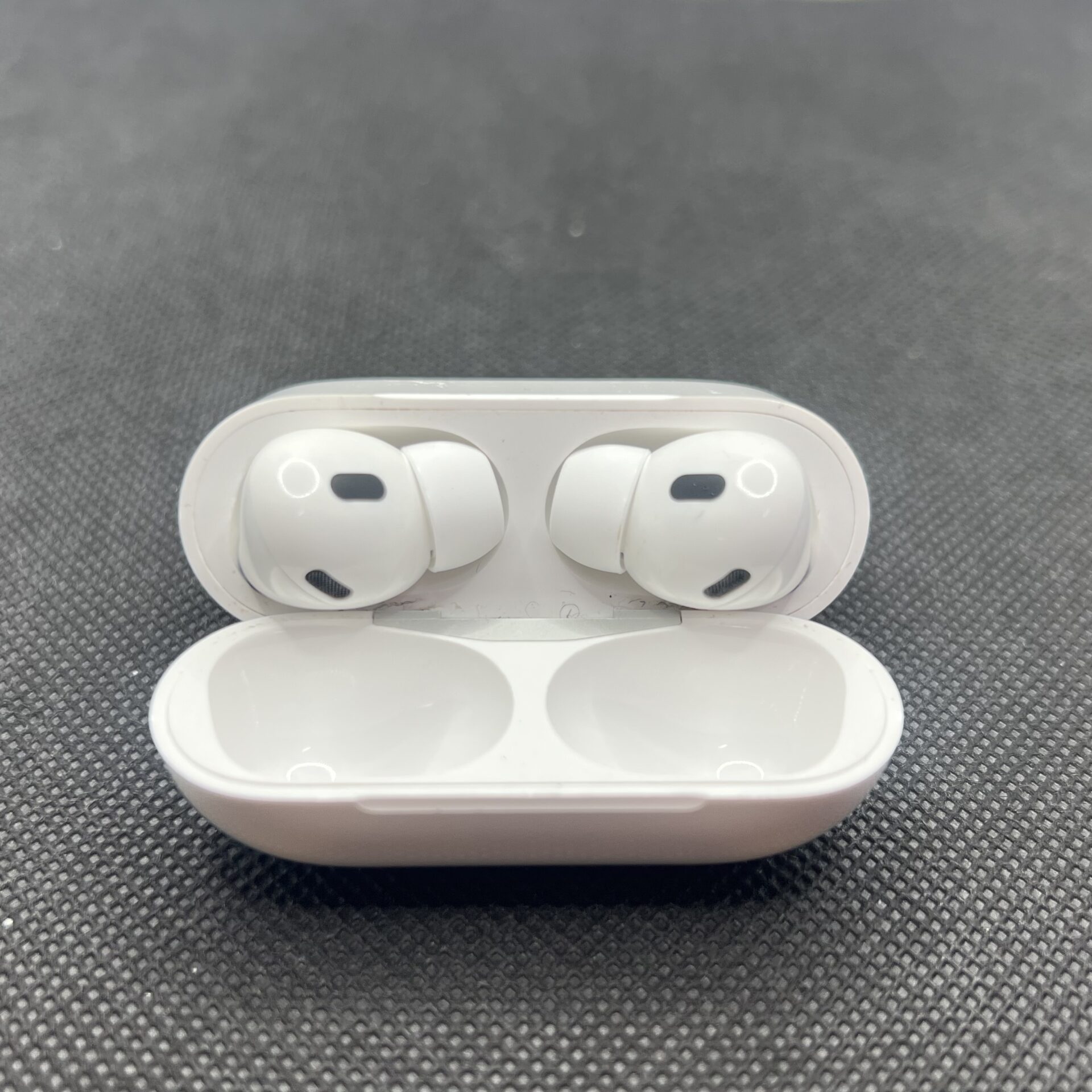 Apple AirPods Pro 2nd Gen White (Condition: Good) - Image 6