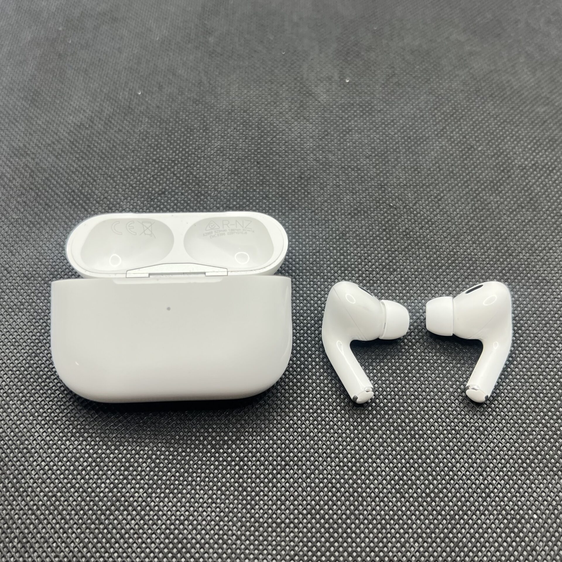 Apple AirPods Pro 2nd Gen White (Condition: Good) - Image 7