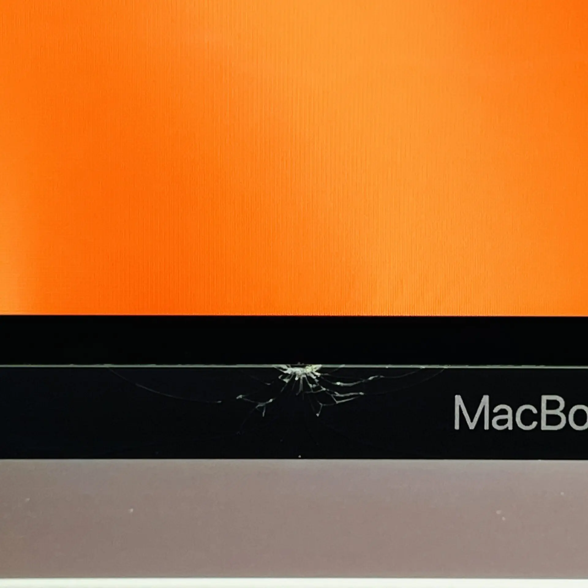 MacBook Pro 16-Inch “Core i7” 2.6GHz (TouchBar, 2019) 16GB RAM 512GB SSD Space Grey - Small Crack in Glass - Image 6