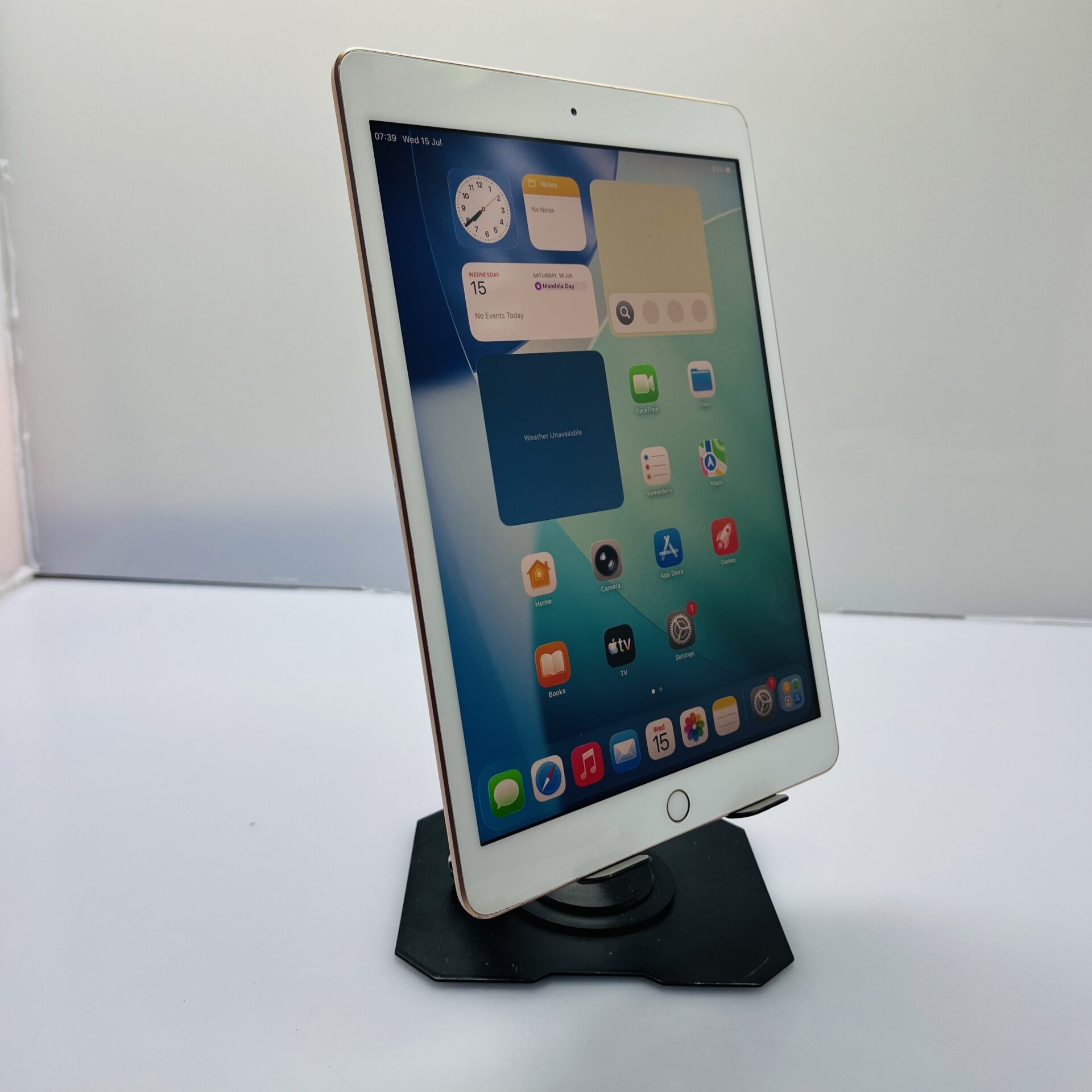 Apple iPad 10.2" 8th Gen 32GB ( WiFi Only) Gold - Markings on LCD (Condition: Good) - Image 5