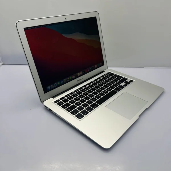 Apple MacBook Air 13-inch (Early 2015) Core i5 1.6GHz 128GB SSD