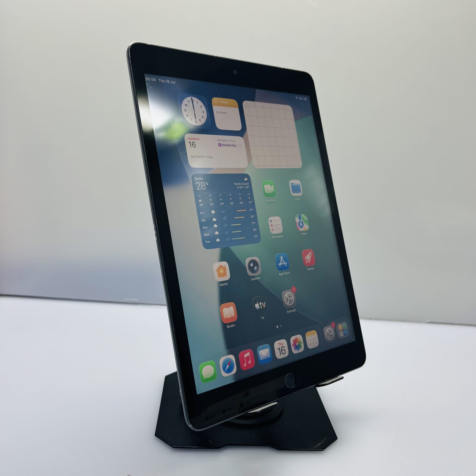 Apple iPad 10.2" 9th Gen 64GB (WiFi Only) Space Gray - Scratches Inside LCD, Bent Casing (Condition: Good) - Image 4