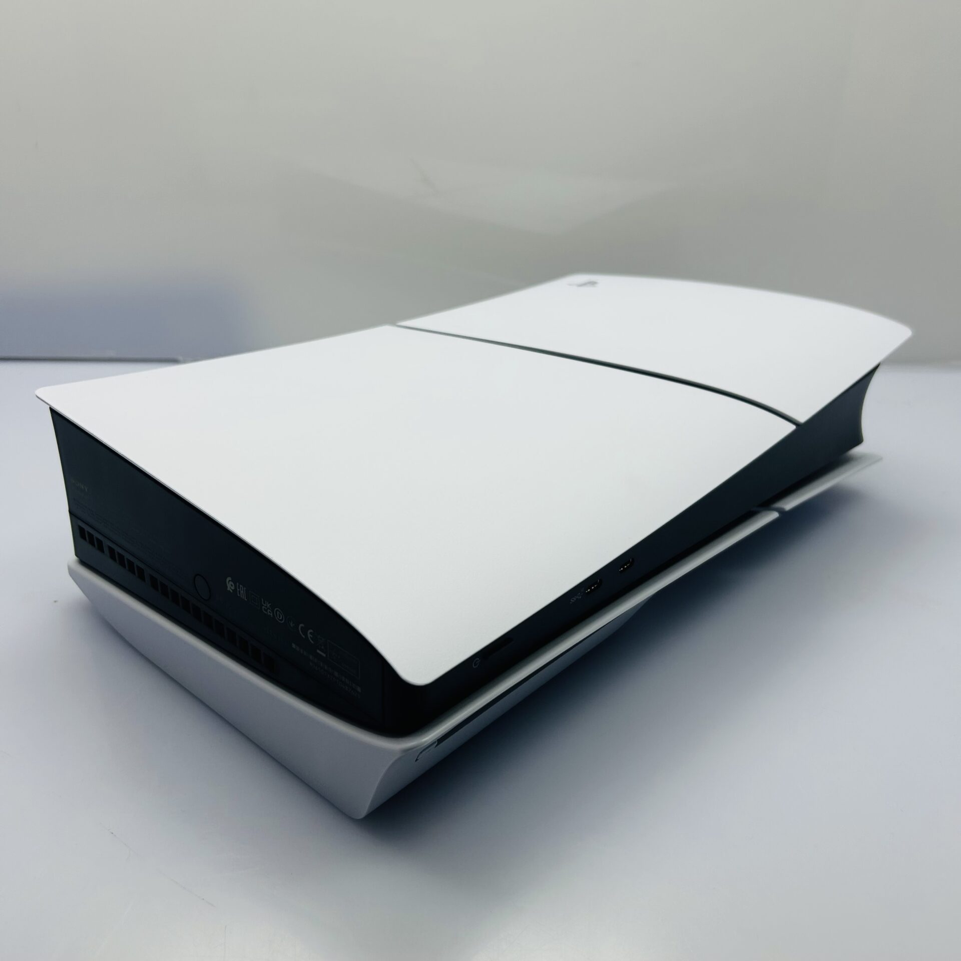 Sony PlayStation 5 Slim Disc Edition 1TB White + HDMI + Power Cable + Controller + USB C to C cable + PS5 Game (Condition: Excellent) - Image 6