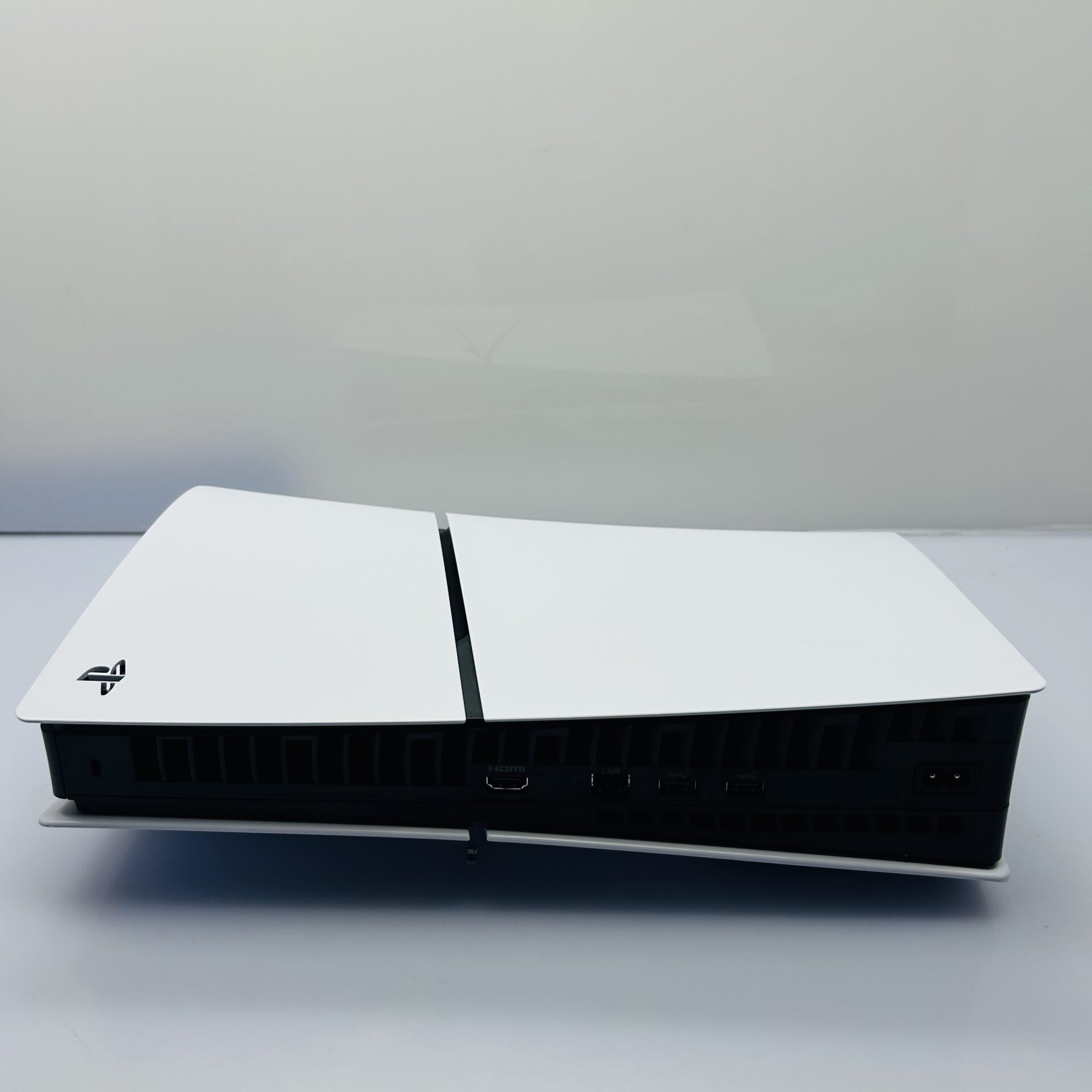 Sony PlayStation 5 Slim Disc Edition 1TB White + HDMI + Power Cable + Controller + USB C to C cable + PS5 Game (Condition: Excellent) - Image 4