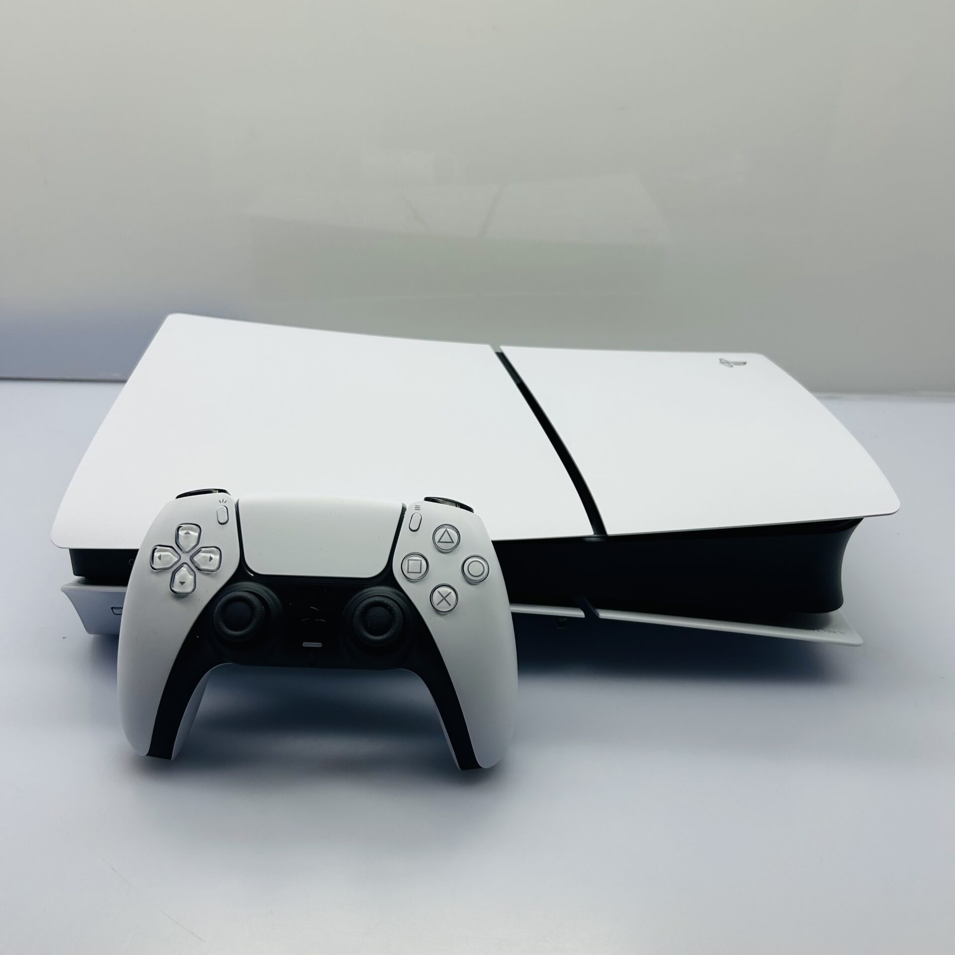 Sony PlayStation 5 Slim Disc Edition 1TB White + HDMI + Power Cable + Controller + USB C to C cable + PS5 Game (Condition: Excellent) - Image 3