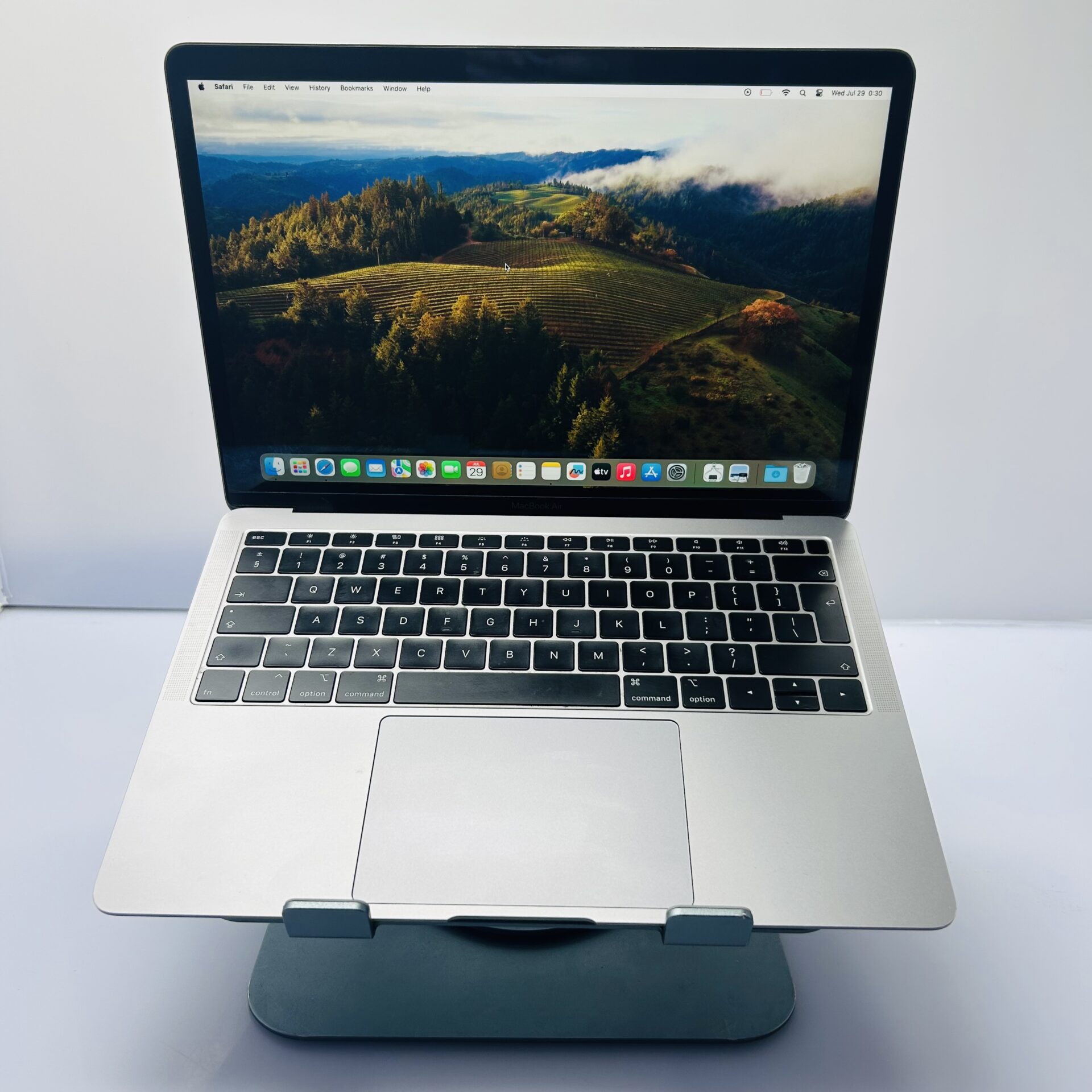 Apple MacBook Air 13-inch "Core i5" (Retina, 2019) 1.6 GHz 8GB RAM 128GB SSD Space Gray (Condition: Good) - Image 2
