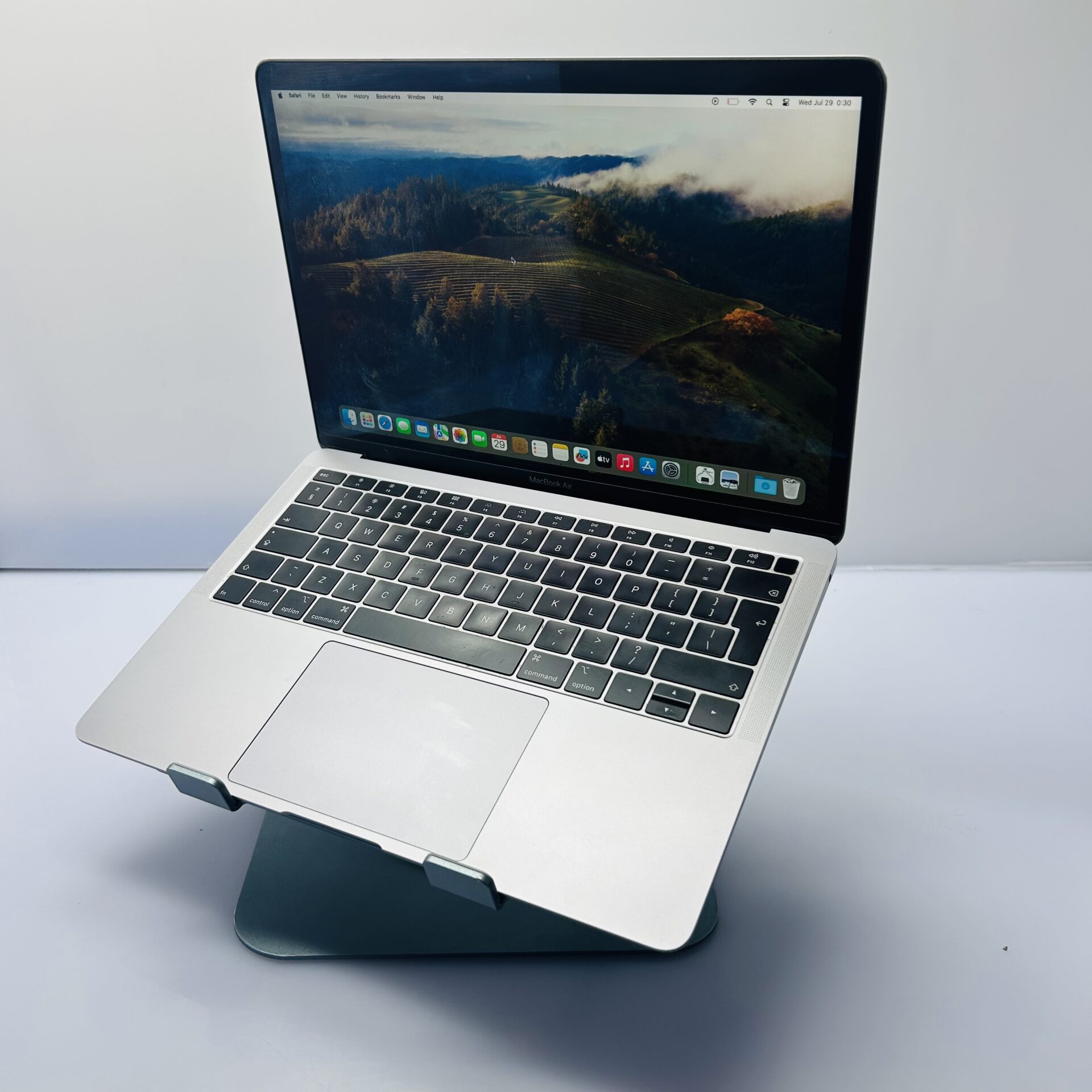 Apple MacBook Air 13-inch "Core i5" (Retina, 2019) 1.6 GHz 8GB RAM 128GB SSD Space Gray (Condition: Good) - Image 4
