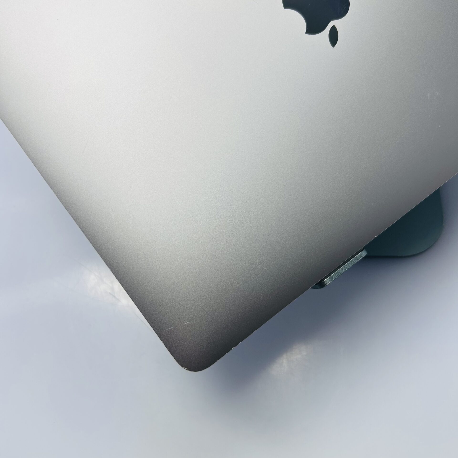 Apple MacBook Air 13-inch "Core i5" (Retina, 2019) 1.6 GHz 8GB RAM 128GB SSD Space Gray (Condition: Good) - Image 9