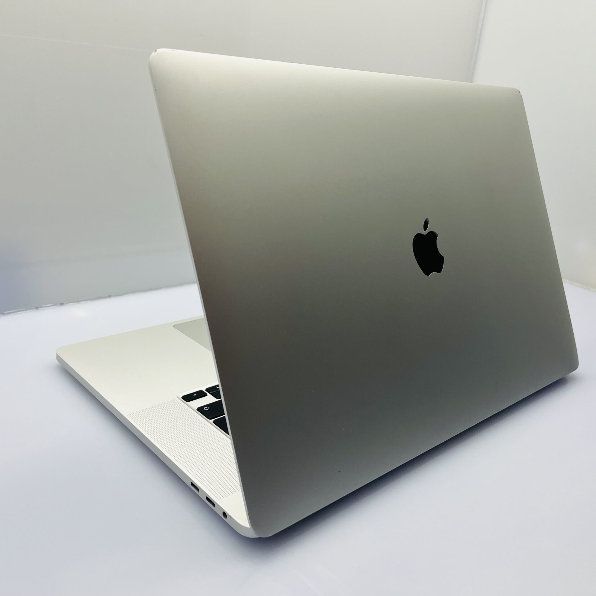 Apple MacBook Pro 16-inch (2019) "Intel Core i7" 16GB RAM 1TB SSD Silver - Cracked LCD (Condition: Good) - Image 8