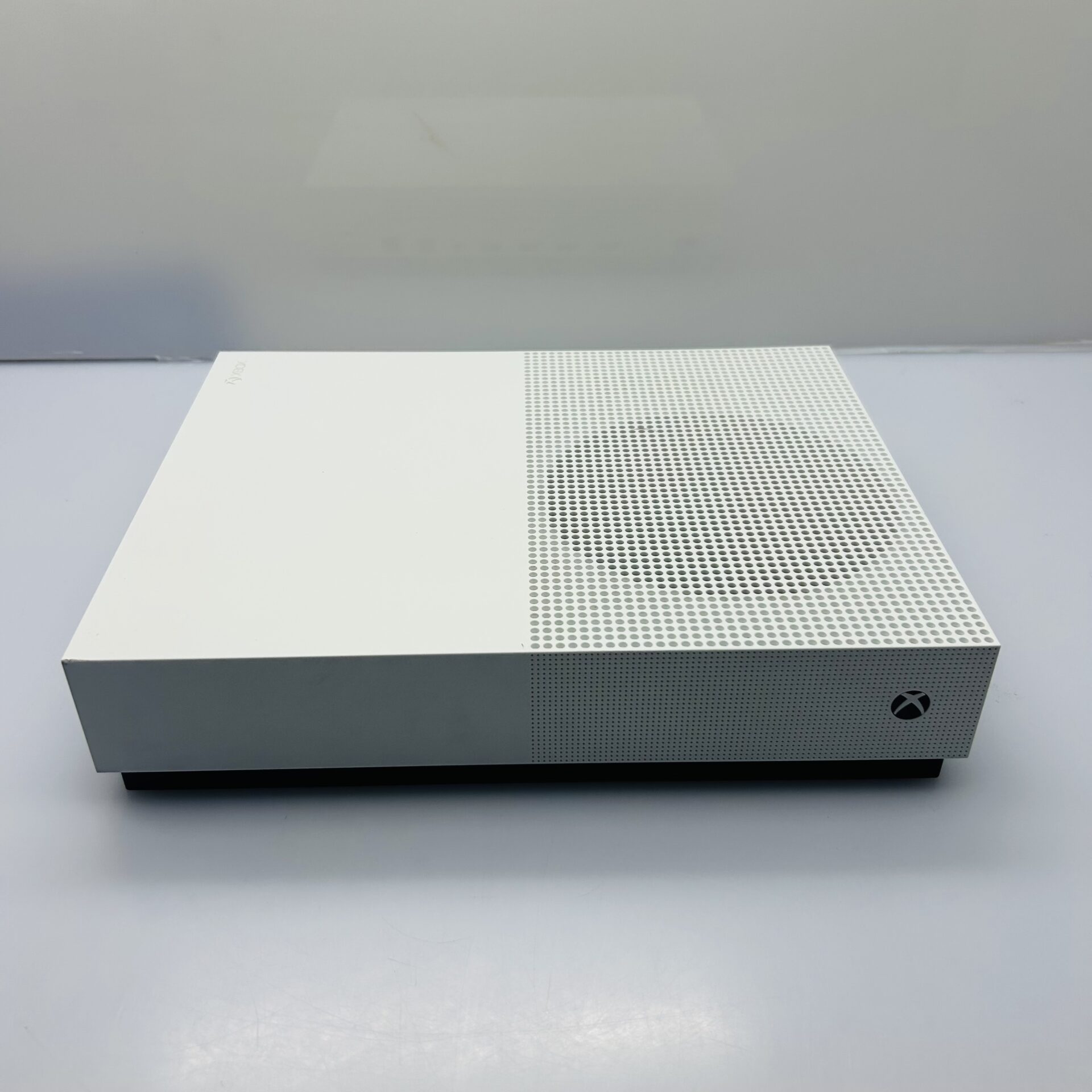 Microsoft Xbox One S Digital Edition 1TB White (Condition: Good) - Image 4