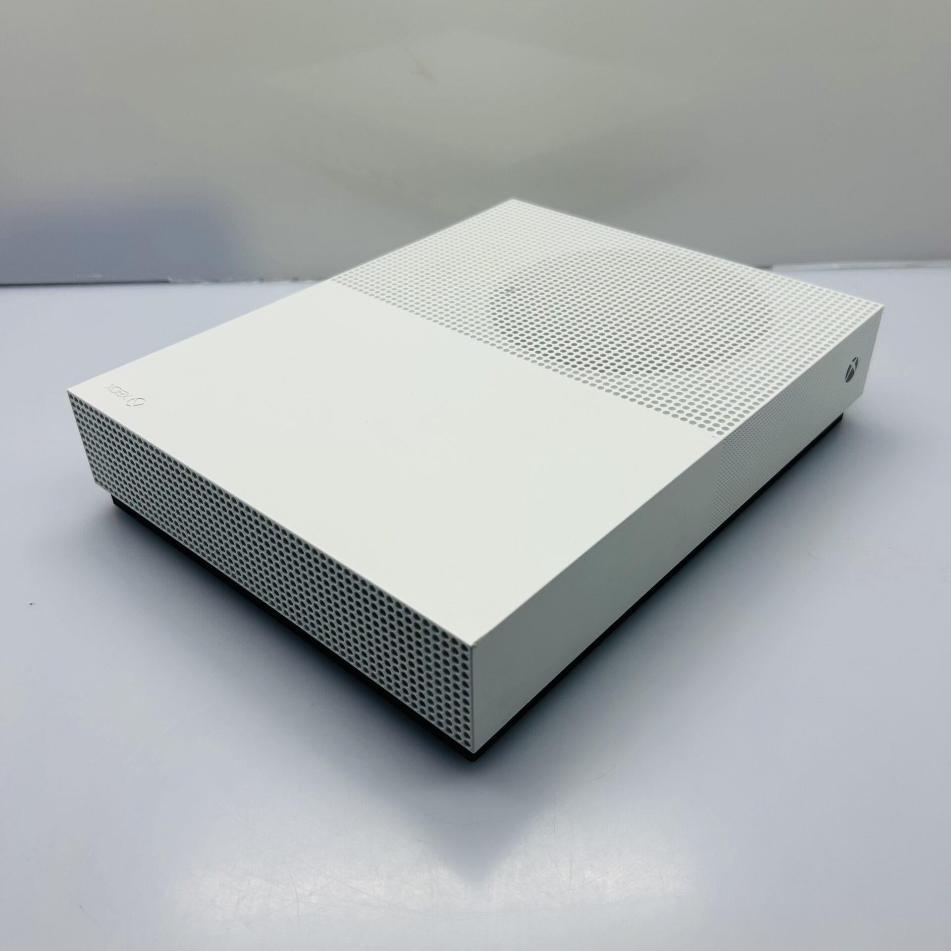 Microsoft Xbox One S Digital Edition 1TB White (Condition: Good) - Image 5