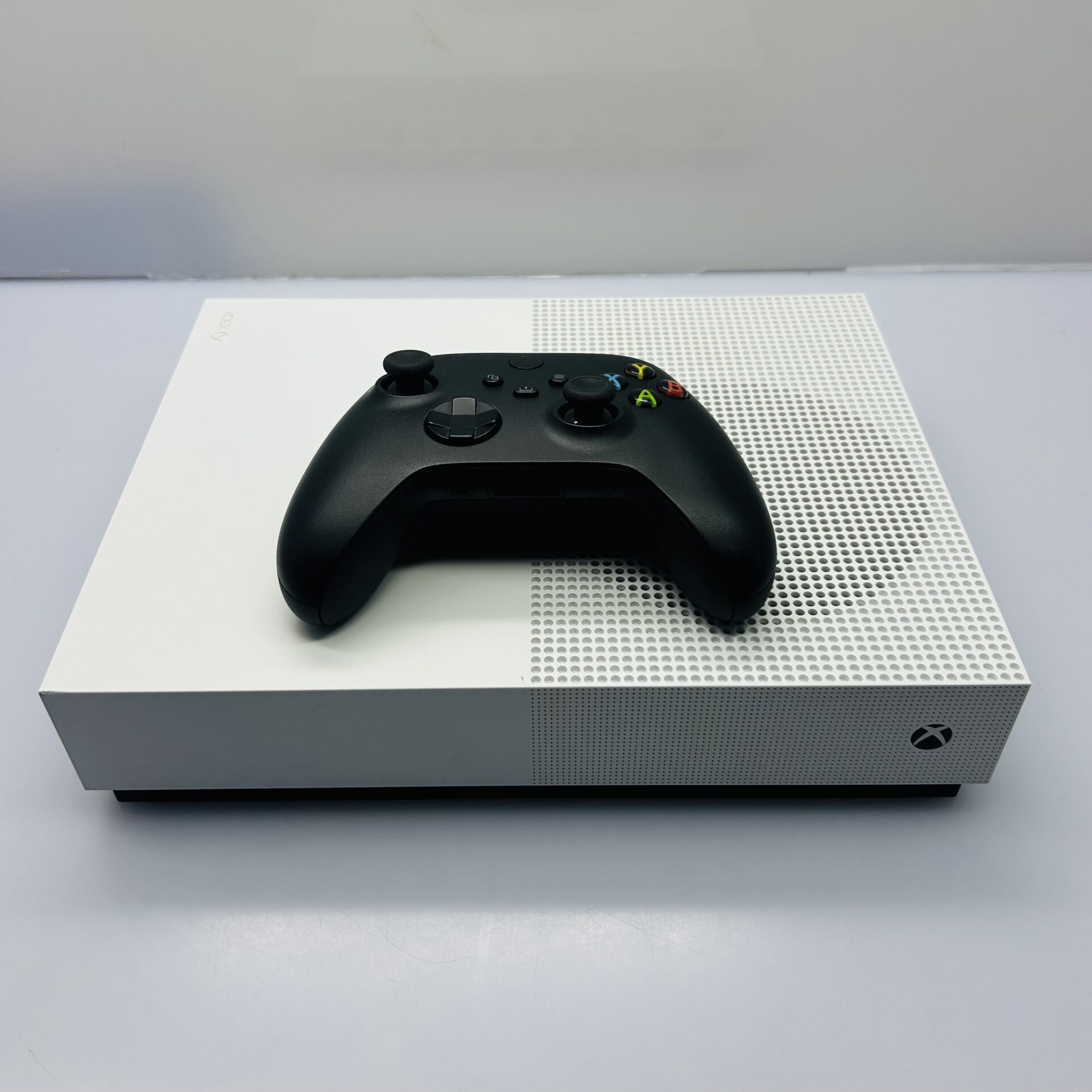 Microsoft Xbox One S Digital Edition 1TB White (Condition: Good) - Image 3