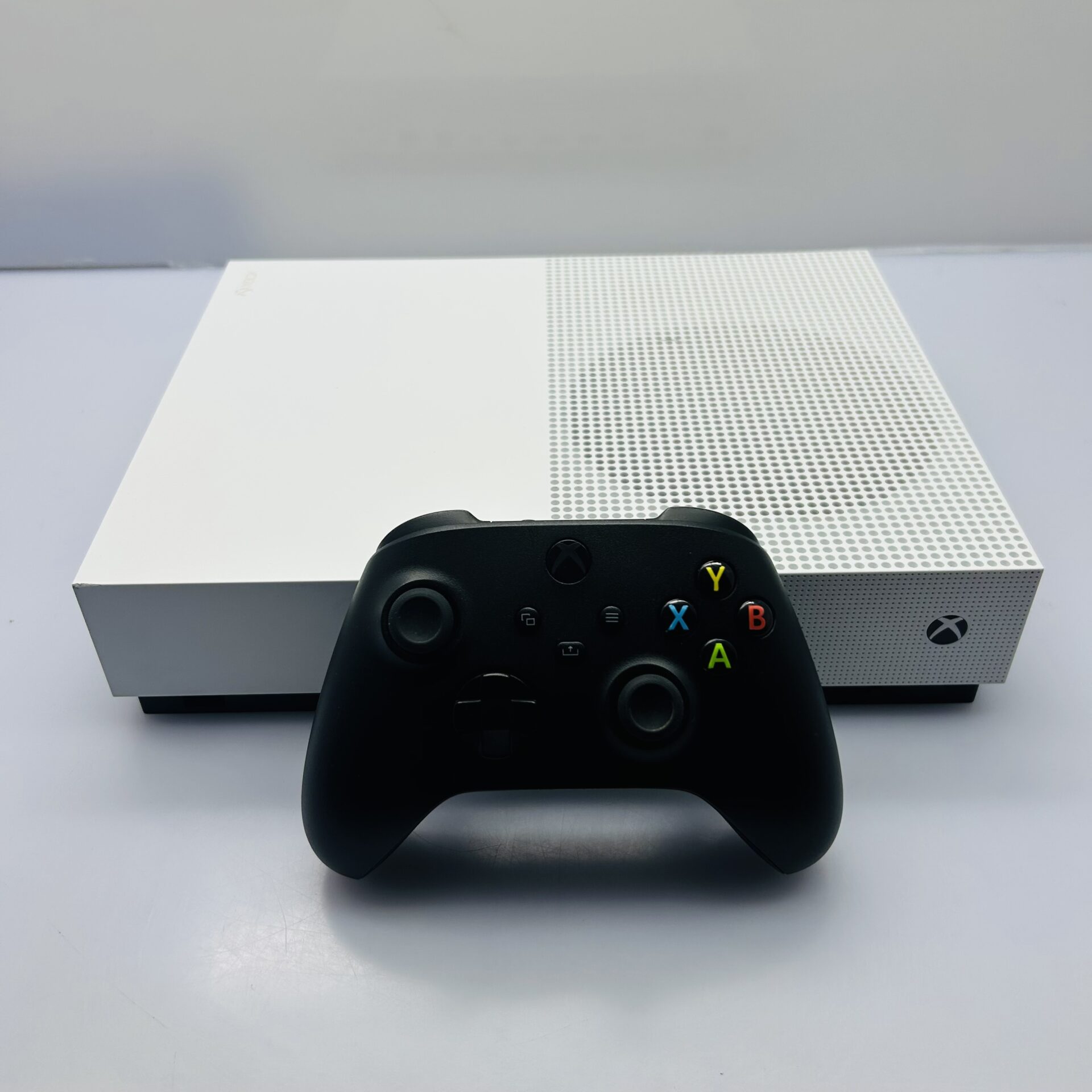 Microsoft Xbox One S Digital Edition 1TB White (Condition: Good) - Image 2