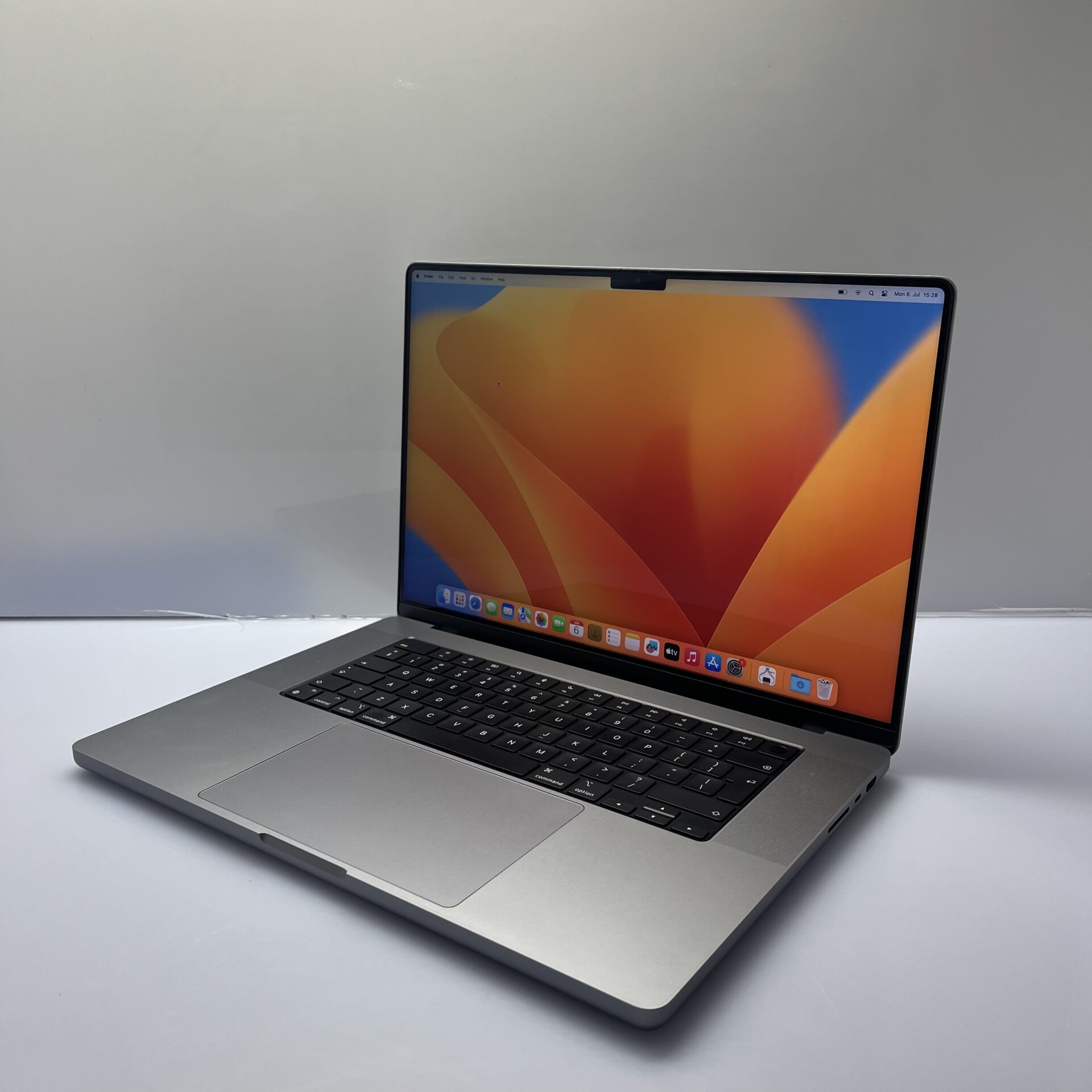 Apple MacBook Pro 16-inch "M1 Max" 10CPU/32GPU 32GB RAM 1TB SSD Space Gray (Condition: Good) - Image 4