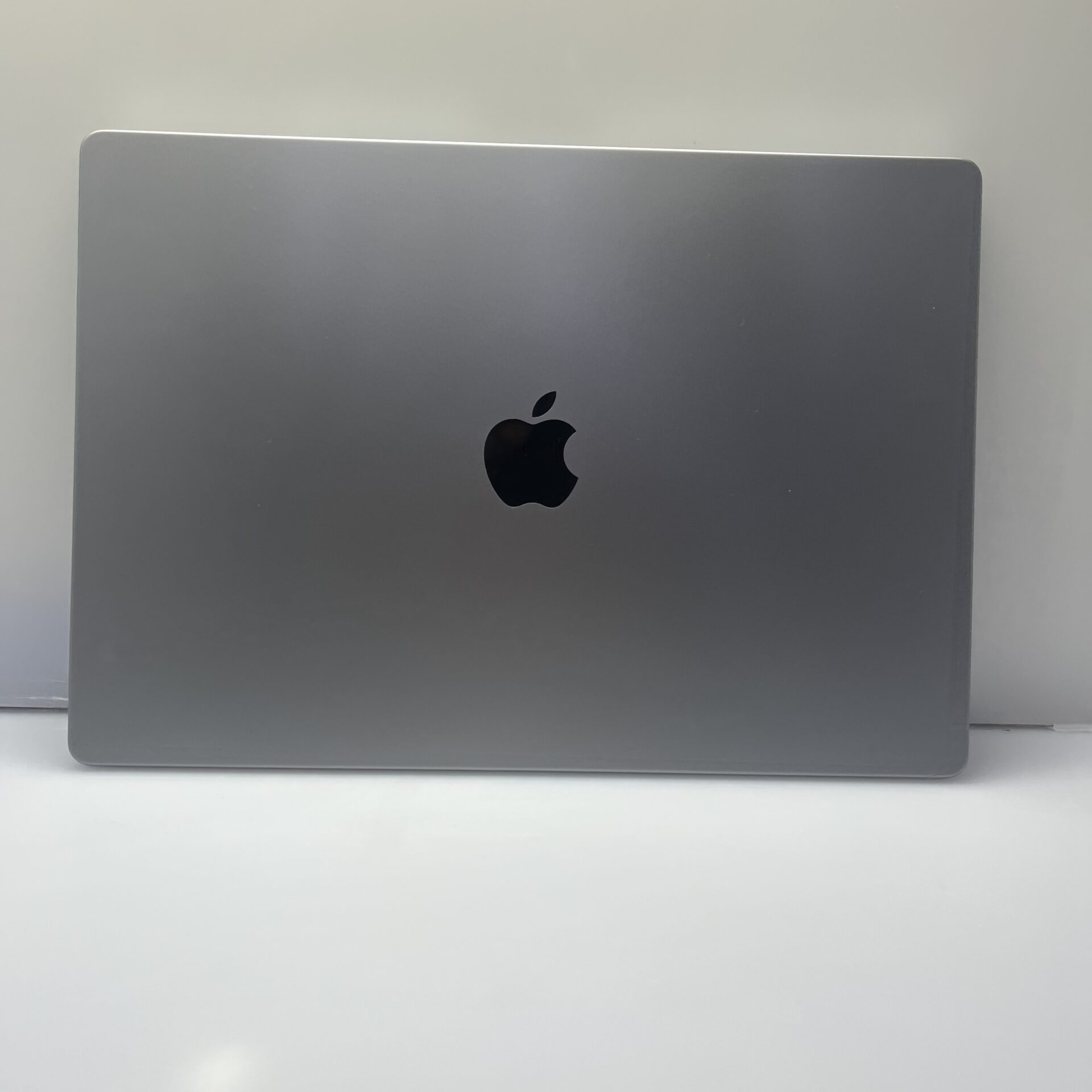 Apple MacBook Pro 16-inch "M1 Max" 10CPU/32GPU 32GB RAM 1TB SSD Space Gray (Condition: Good) - Image 9