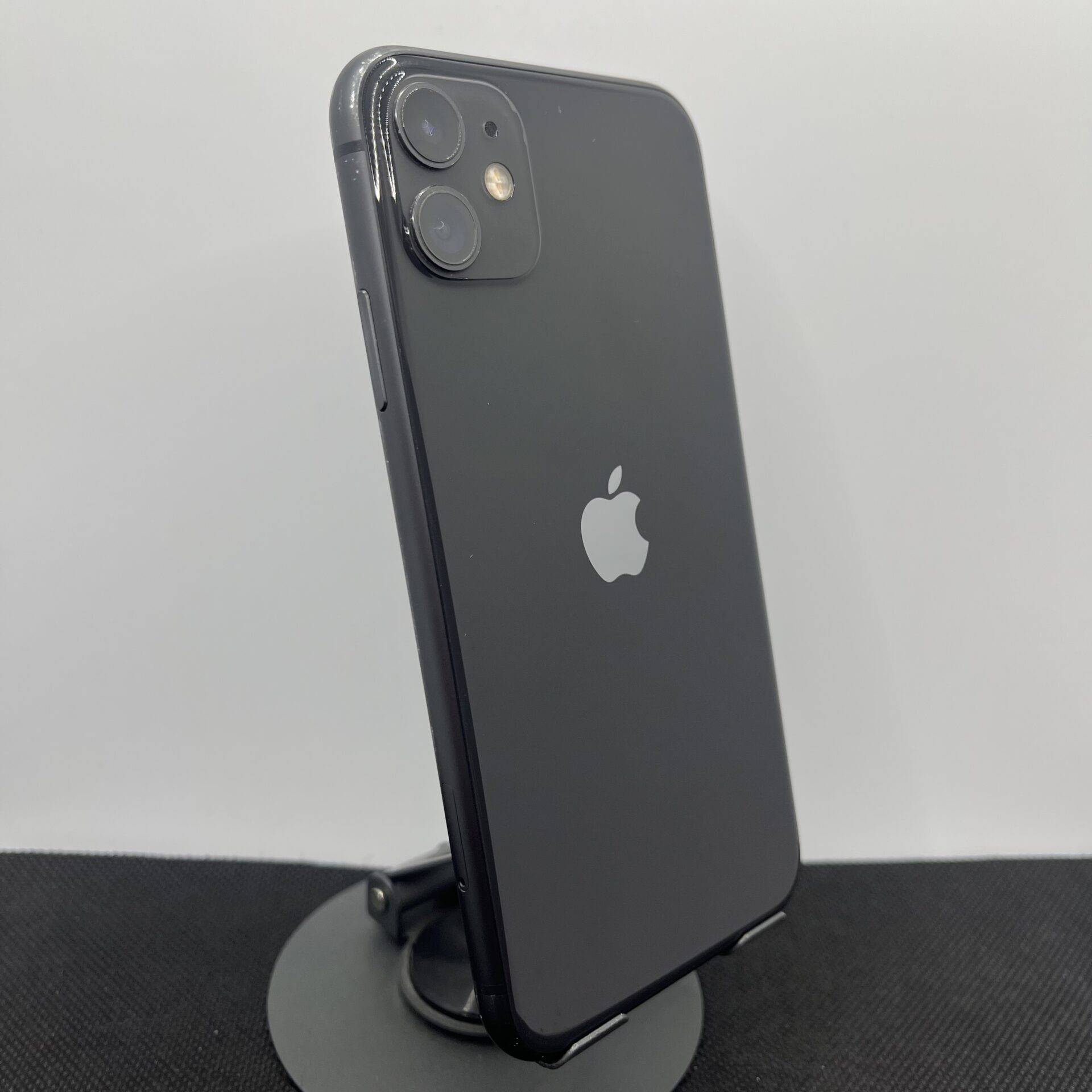Apple iPhone 11 ブラック 本体 箱付き Apple iPhone 11 64GB Black - Bright Spots on Display (Condition