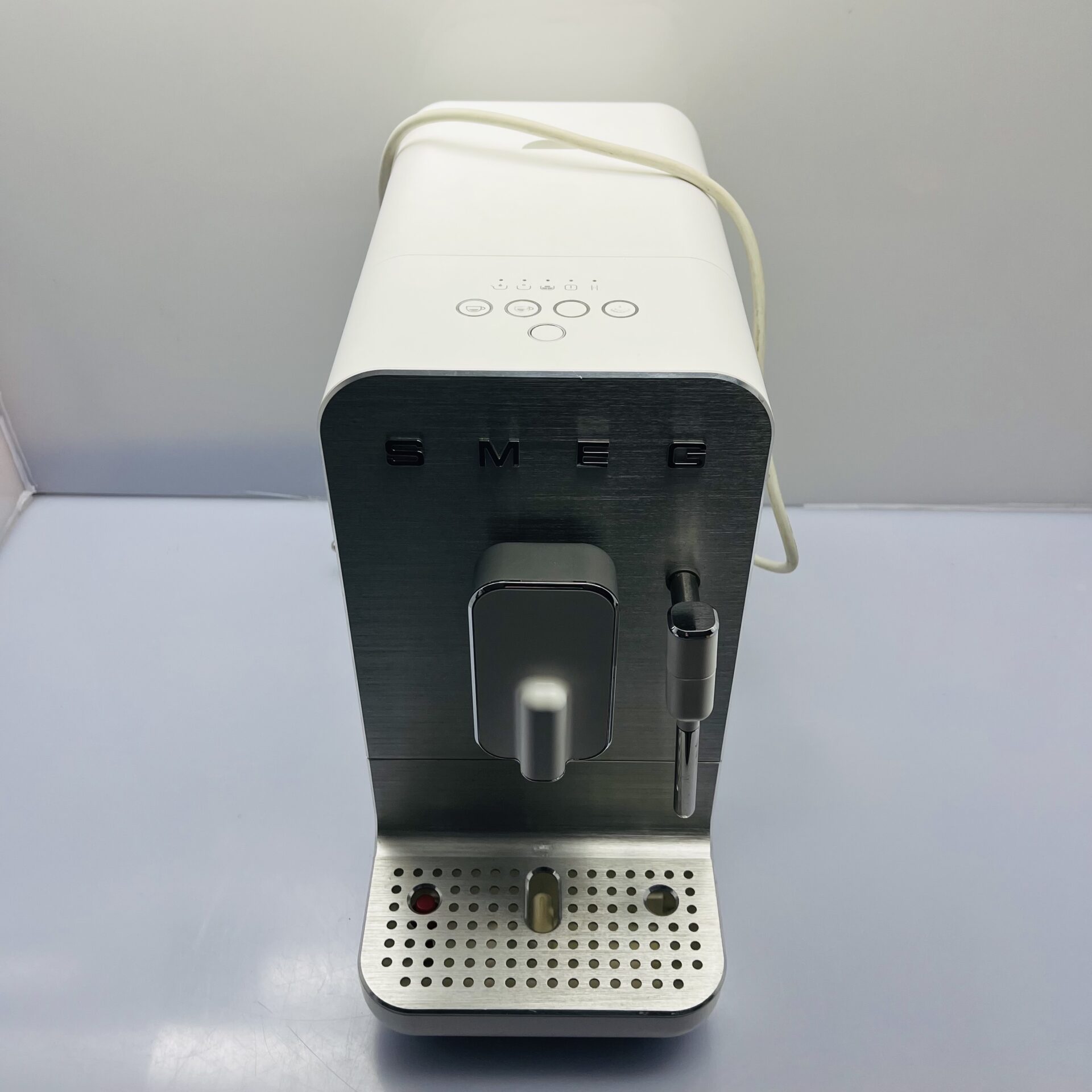 Smeg BCC02WHMSA Automatic Coffee Machine White (Condition: Good) - Image 2
