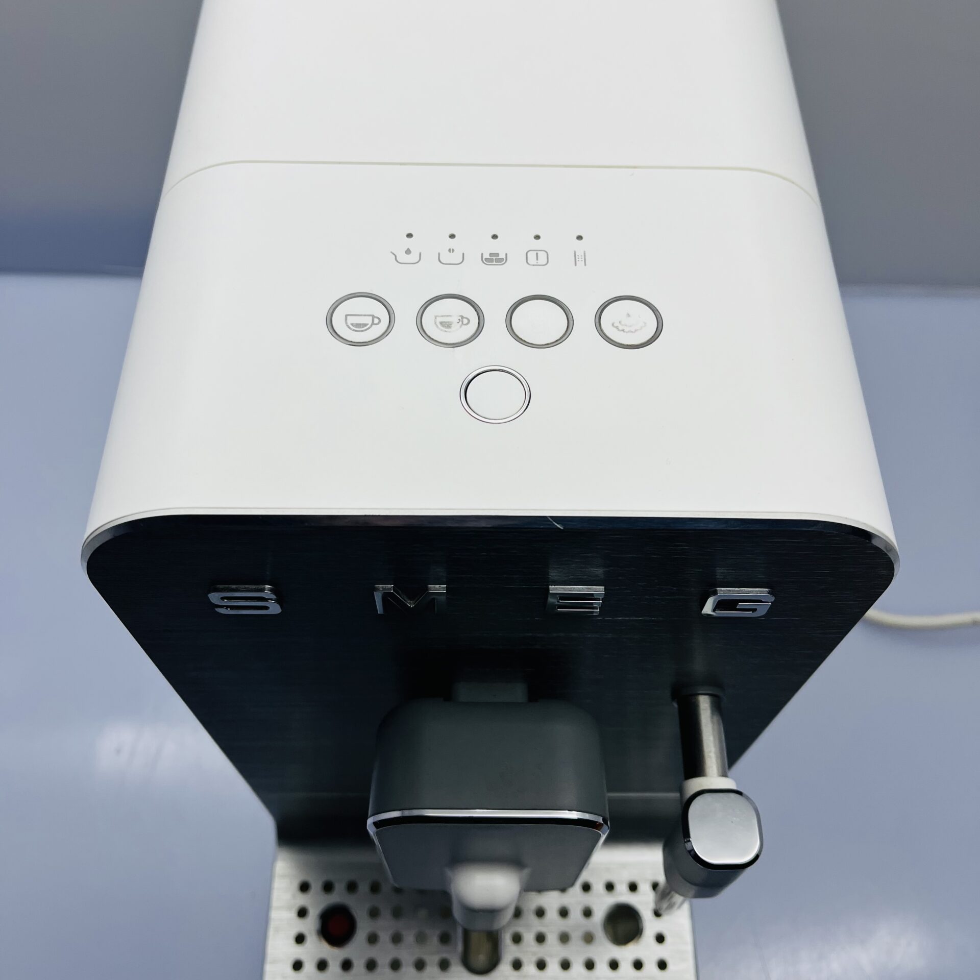 Smeg BCC02WHMSA Automatic Coffee Machine White (Condition: Good) - Image 5