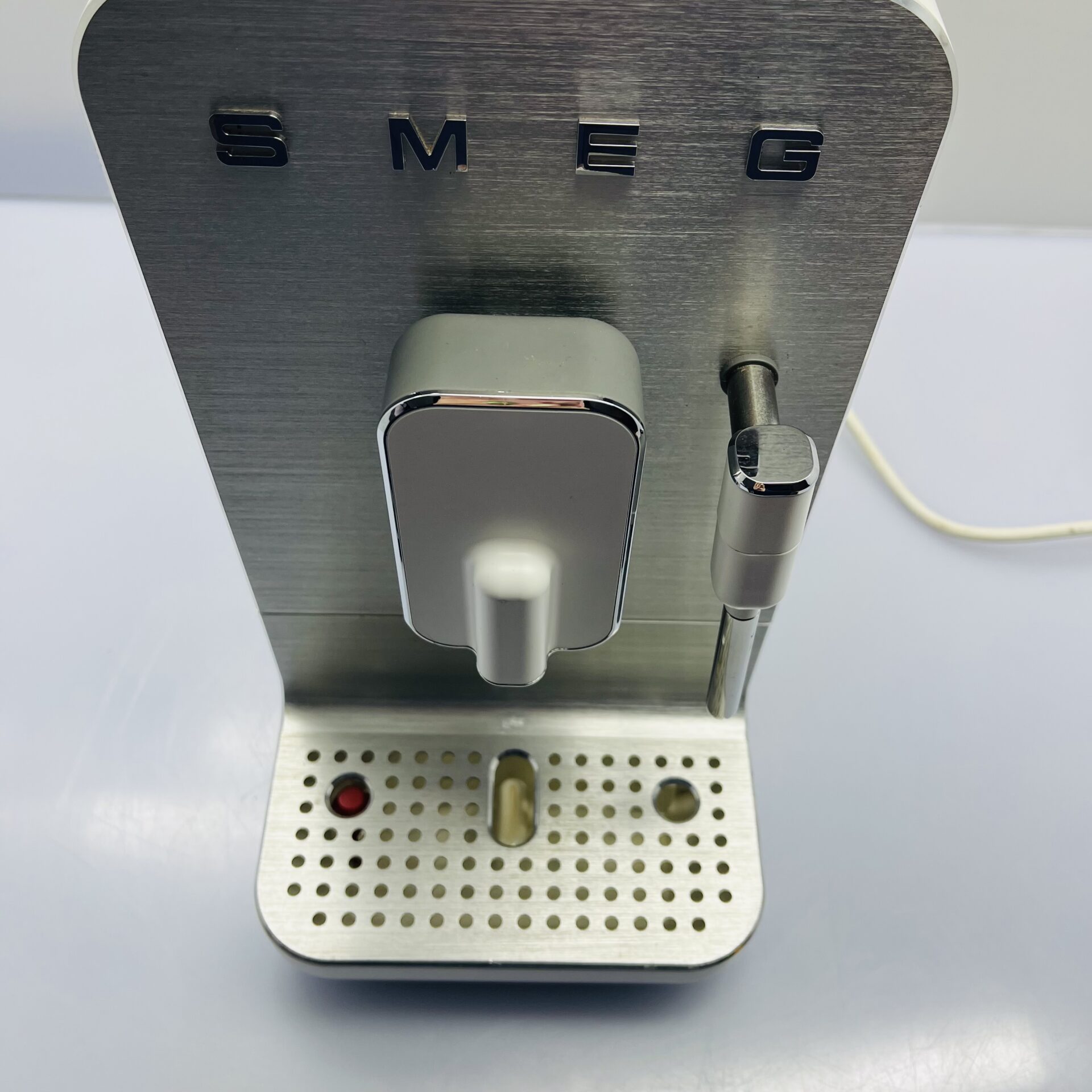 Smeg BCC02WHMSA Automatic Coffee Machine White (Condition: Good) - Image 4