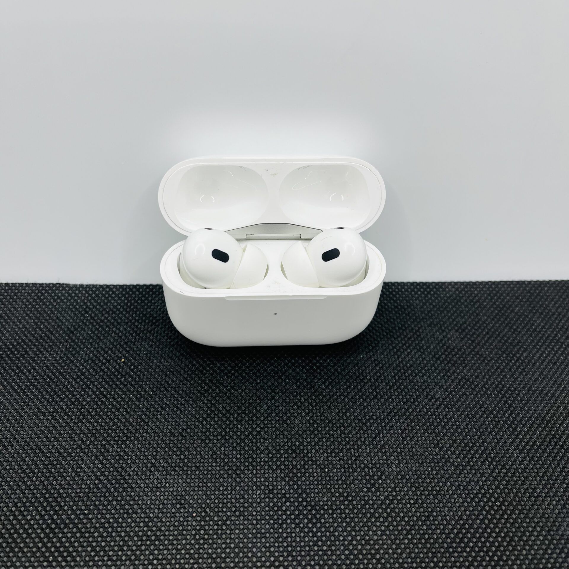 Apple AirPods Pro 2nd Gen White (Condition: Good) - Image 2