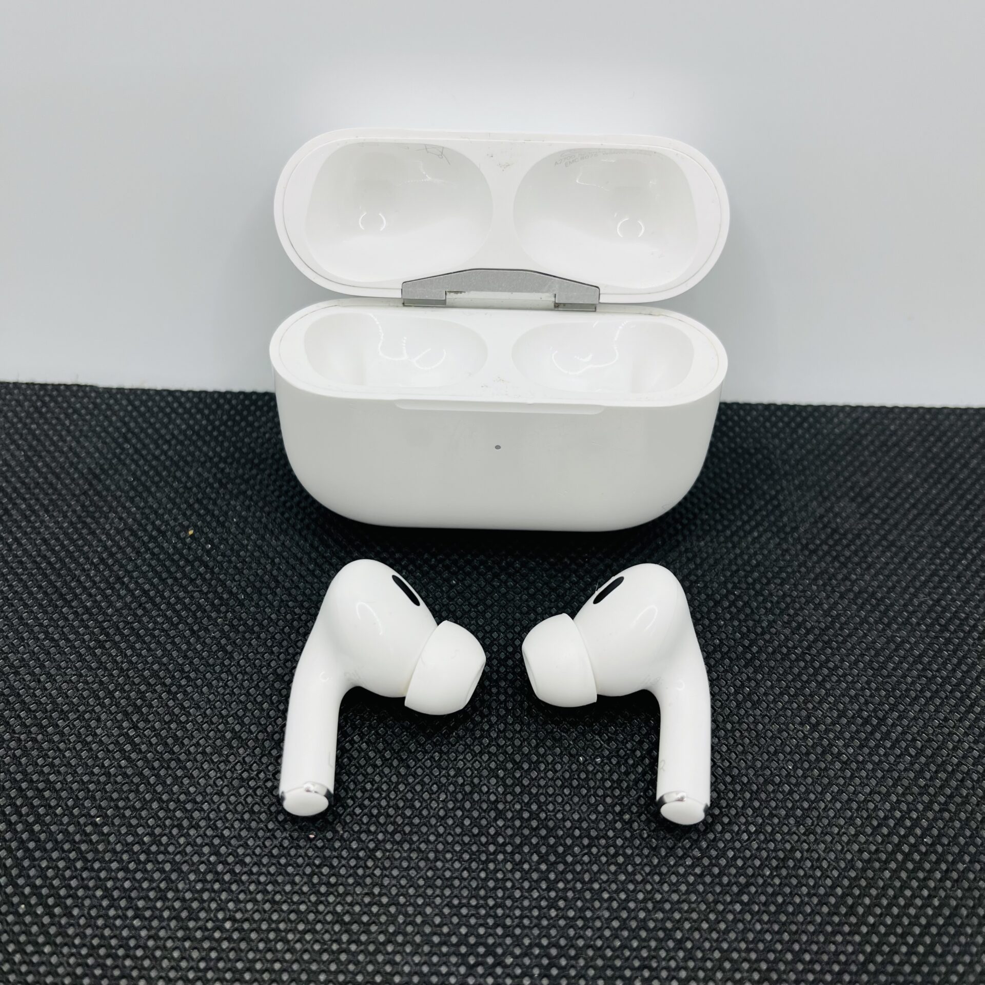 Apple AirPods Pro 2nd Gen White (Condition: Good) - Image 3