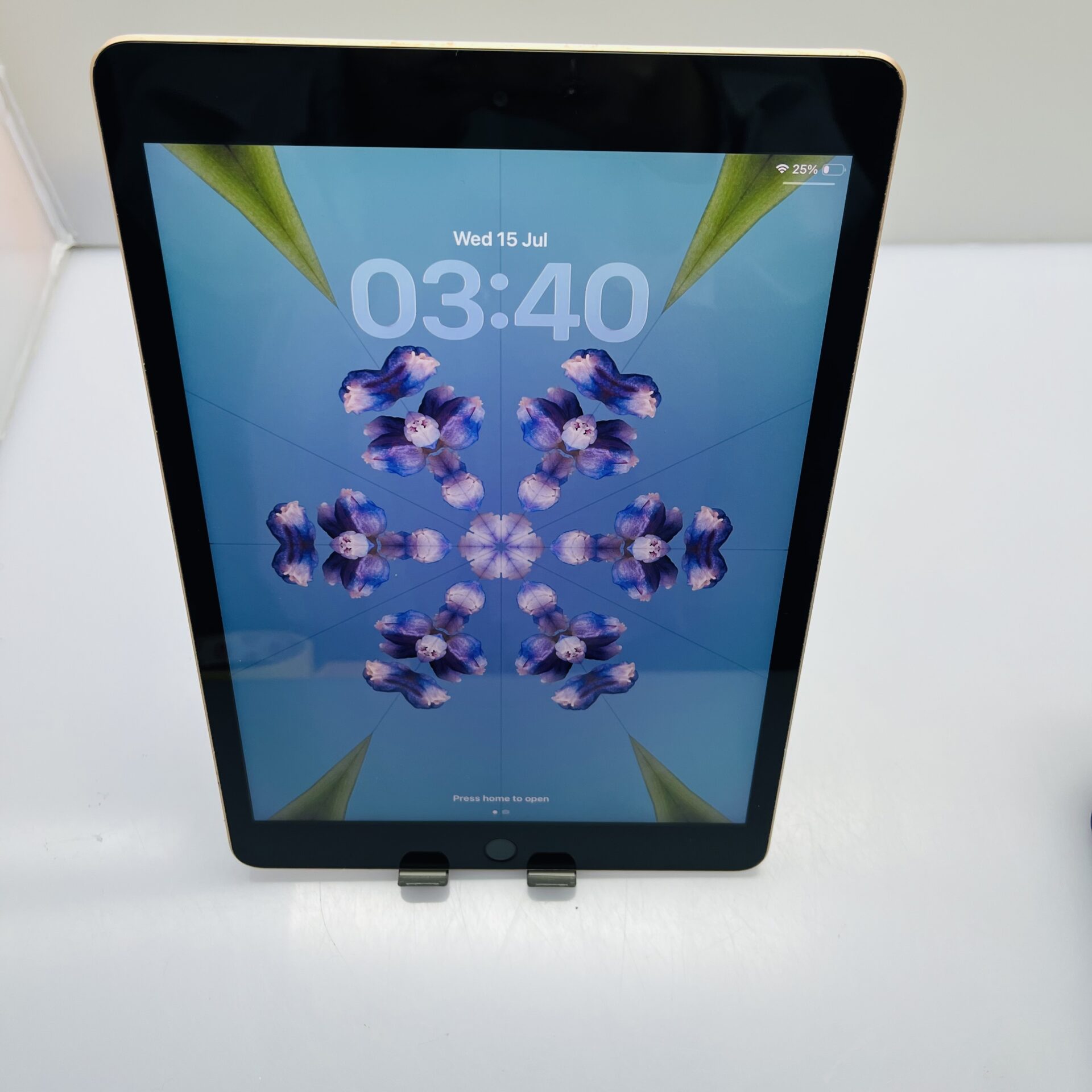 Apple iPad 10.2" 8th Gen 32GB (WiFi Only) Gold - Touch ID Not Working (Condition: Good) - Image 3