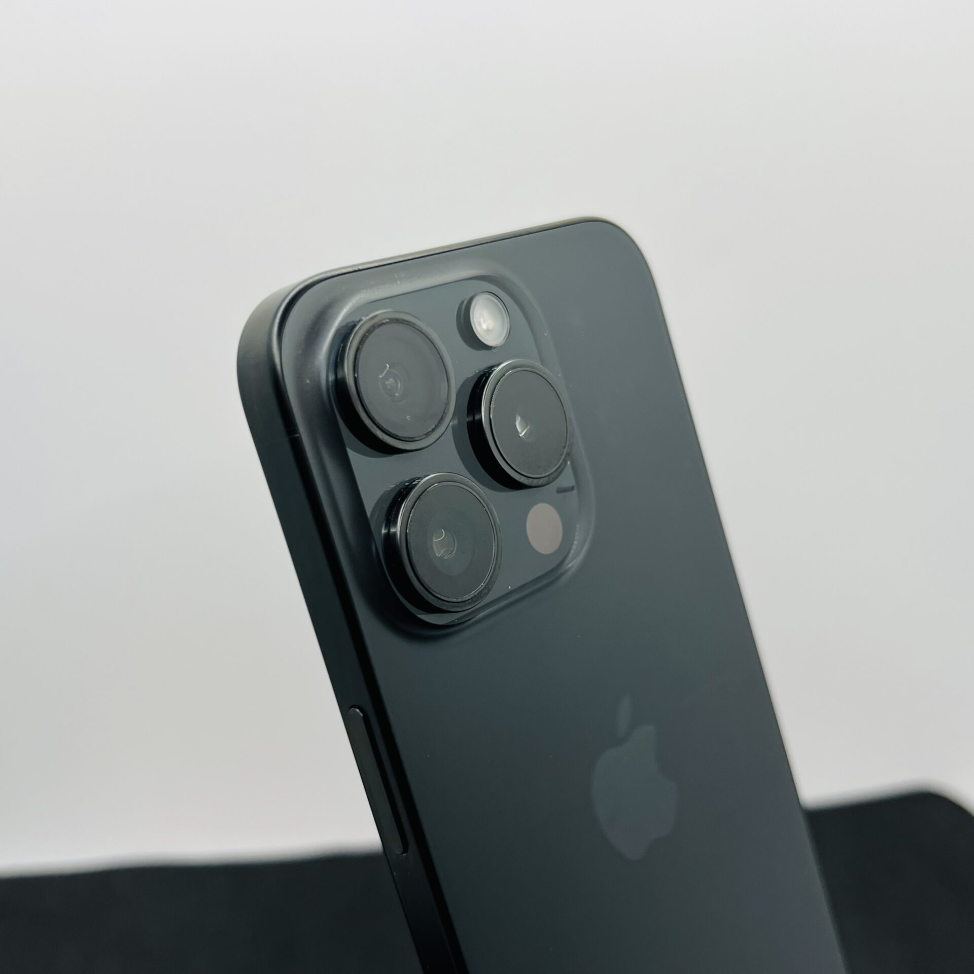 Apple iPhone 15 Pro 256GB Black Titanium (Condition: Good) - Image 11