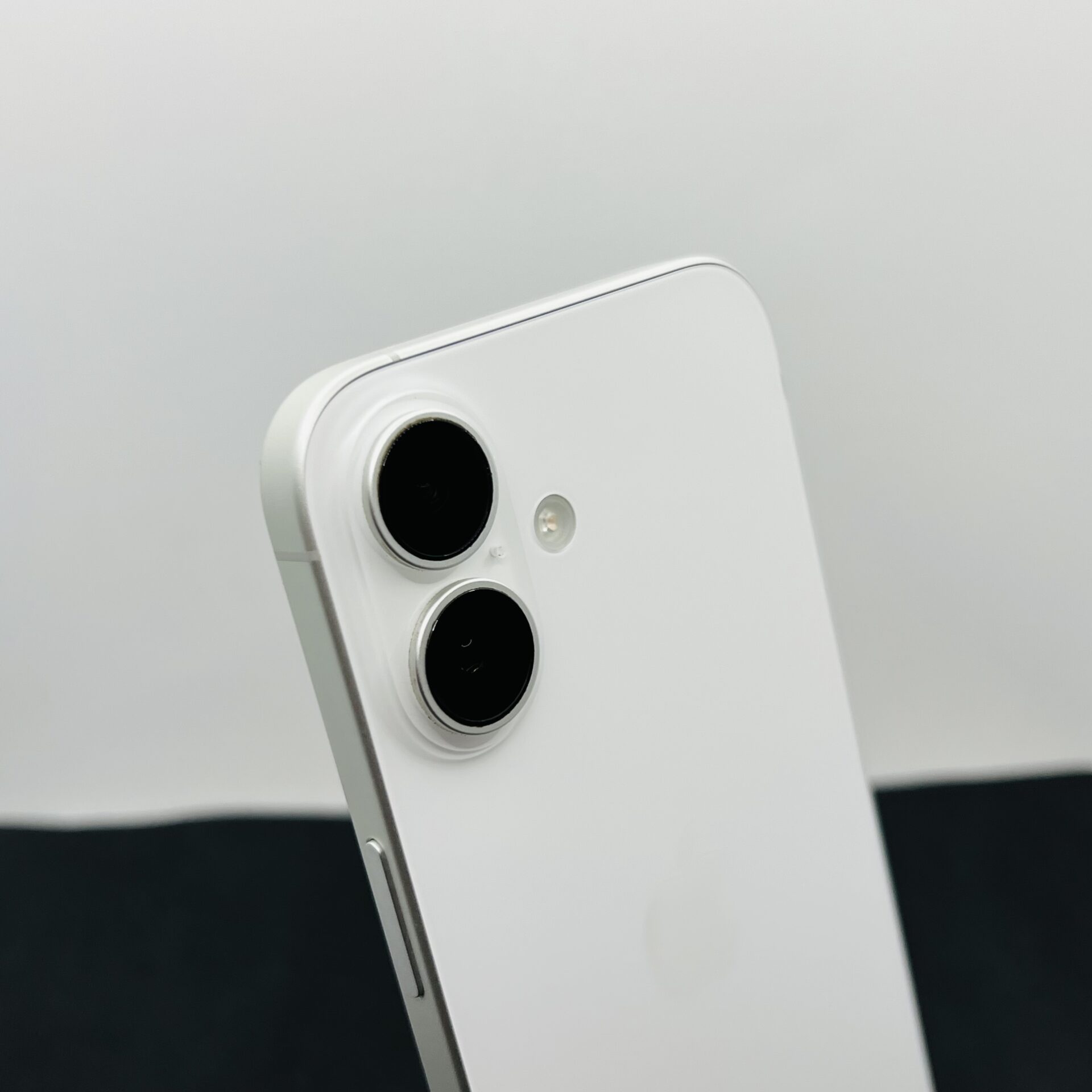 Apple iPhone 16 128GB White (Condition: Excellent) | Epic Deals SA