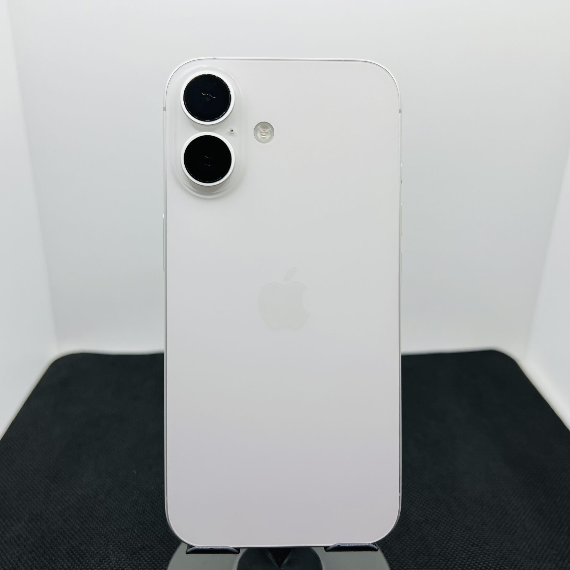 Apple iPhone 16 128GB White (Condition: Excellent) - Image 9