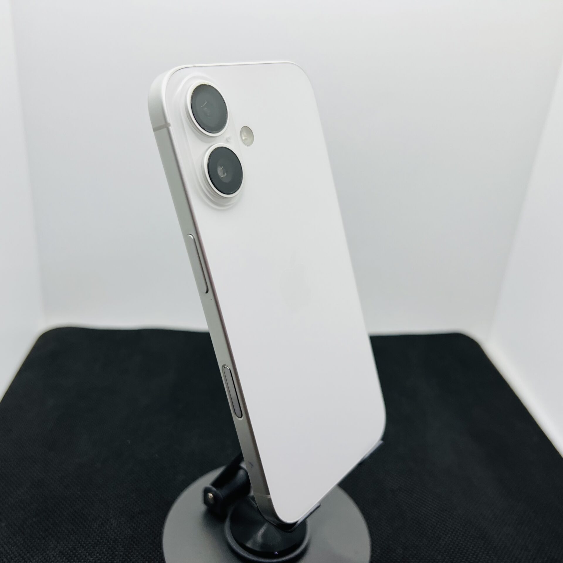 Apple iPhone 16 128GB White (Condition: Excellent) - Image 10