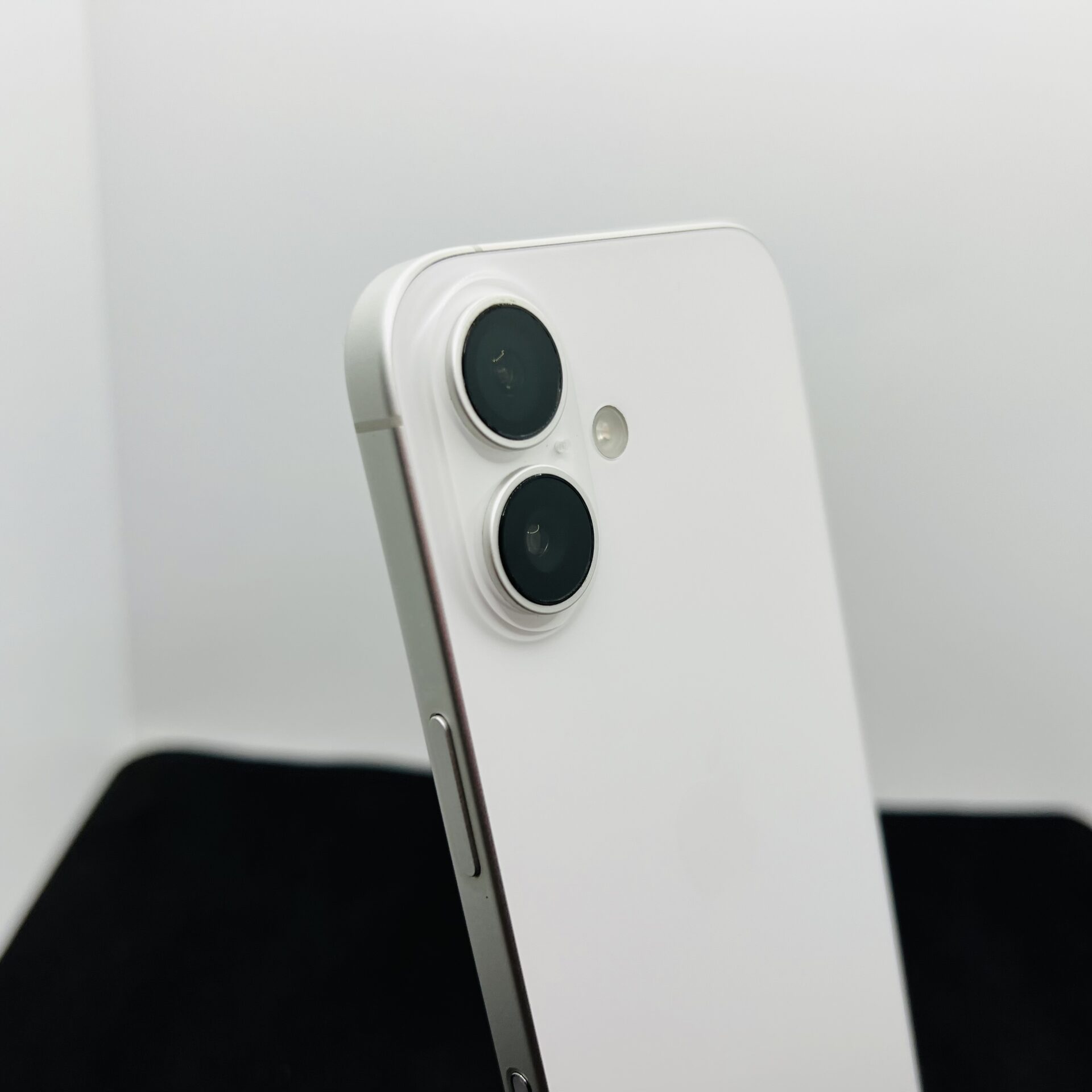 Apple iPhone 16 128GB White (Condition: Excellent) - Image 11