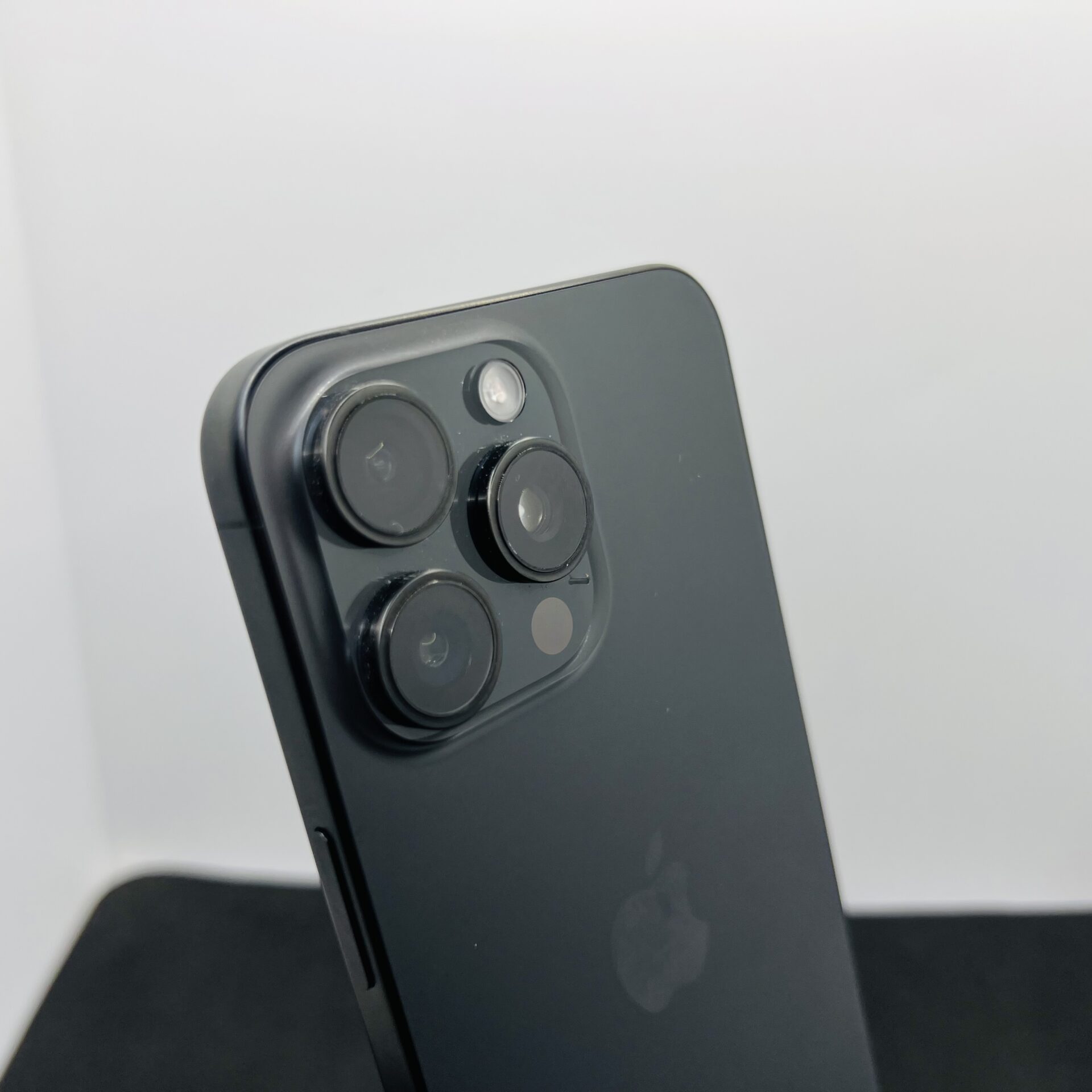 Apple iPhone 15 Pro Max 512GB Black Titanium - Shadow Spots on Rear Camera (Condition: Good) - Image 10