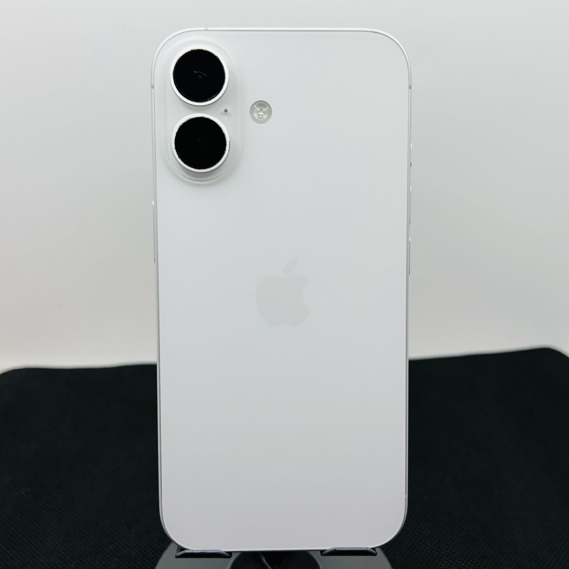 Apple iPhone 16 128GB White (Condition: Excellent) - Image 9