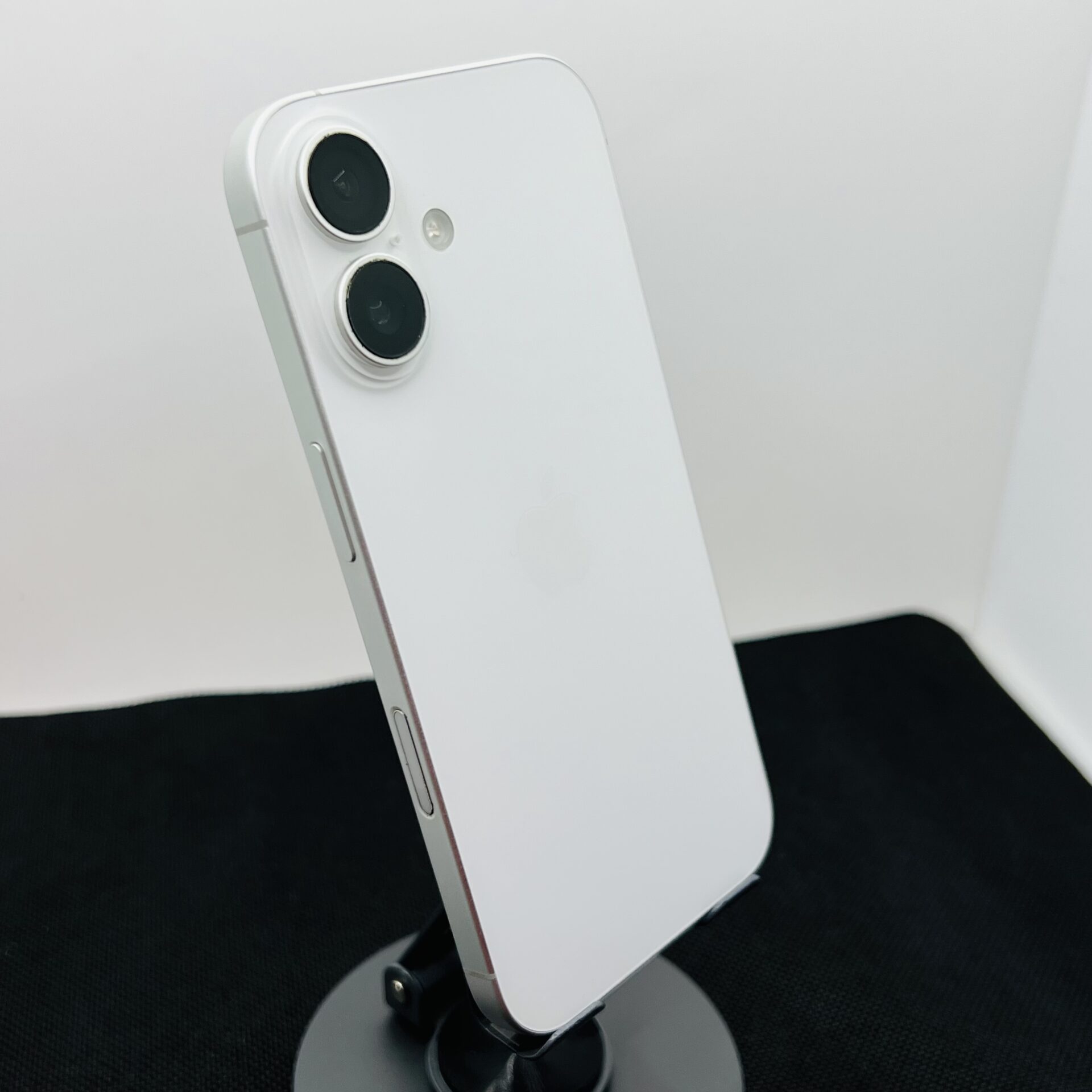 Apple iPhone 16 128GB White (Condition: Excellent) - Image 10