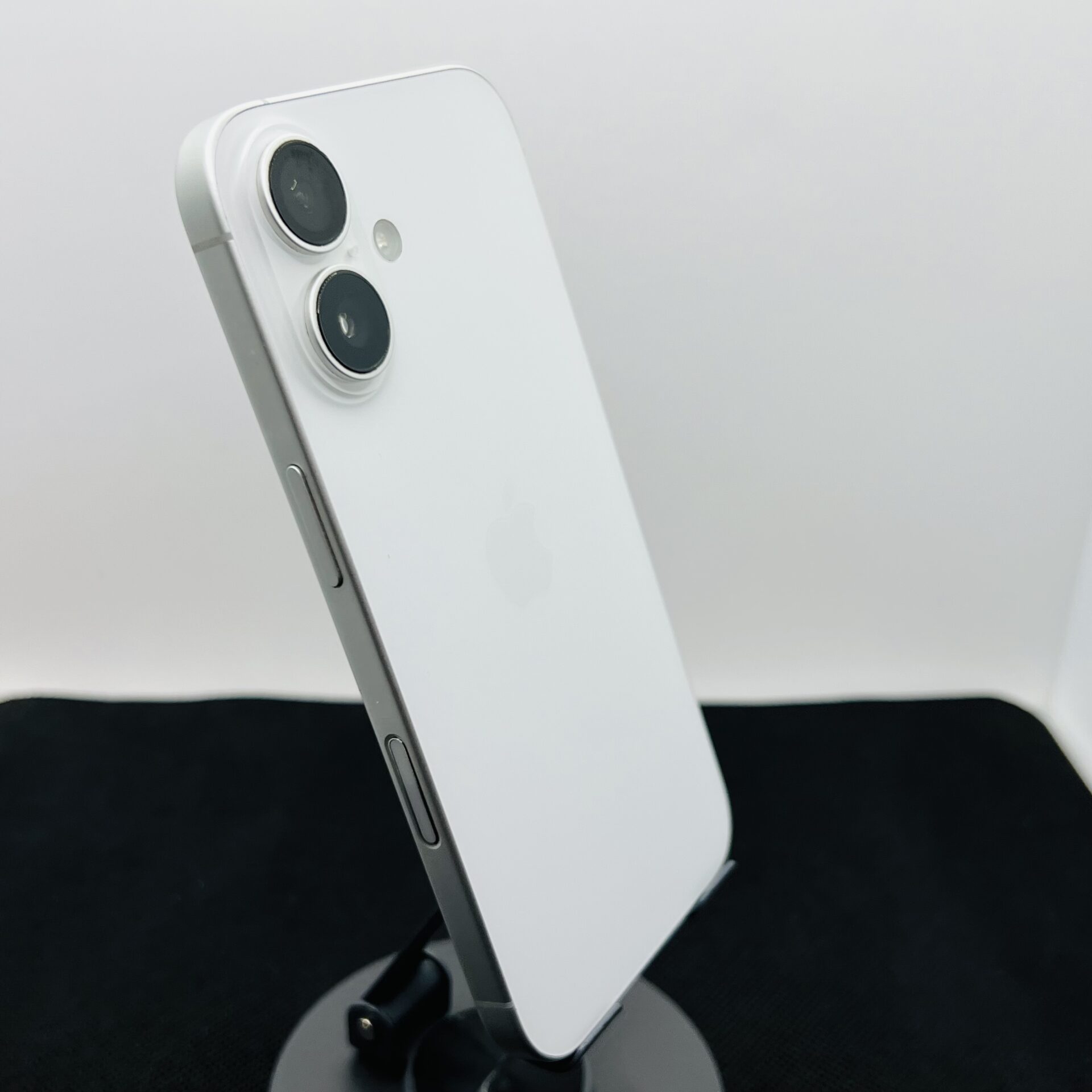 Apple iPhone 16 128GB White (Condition: Excellent) - Image 10