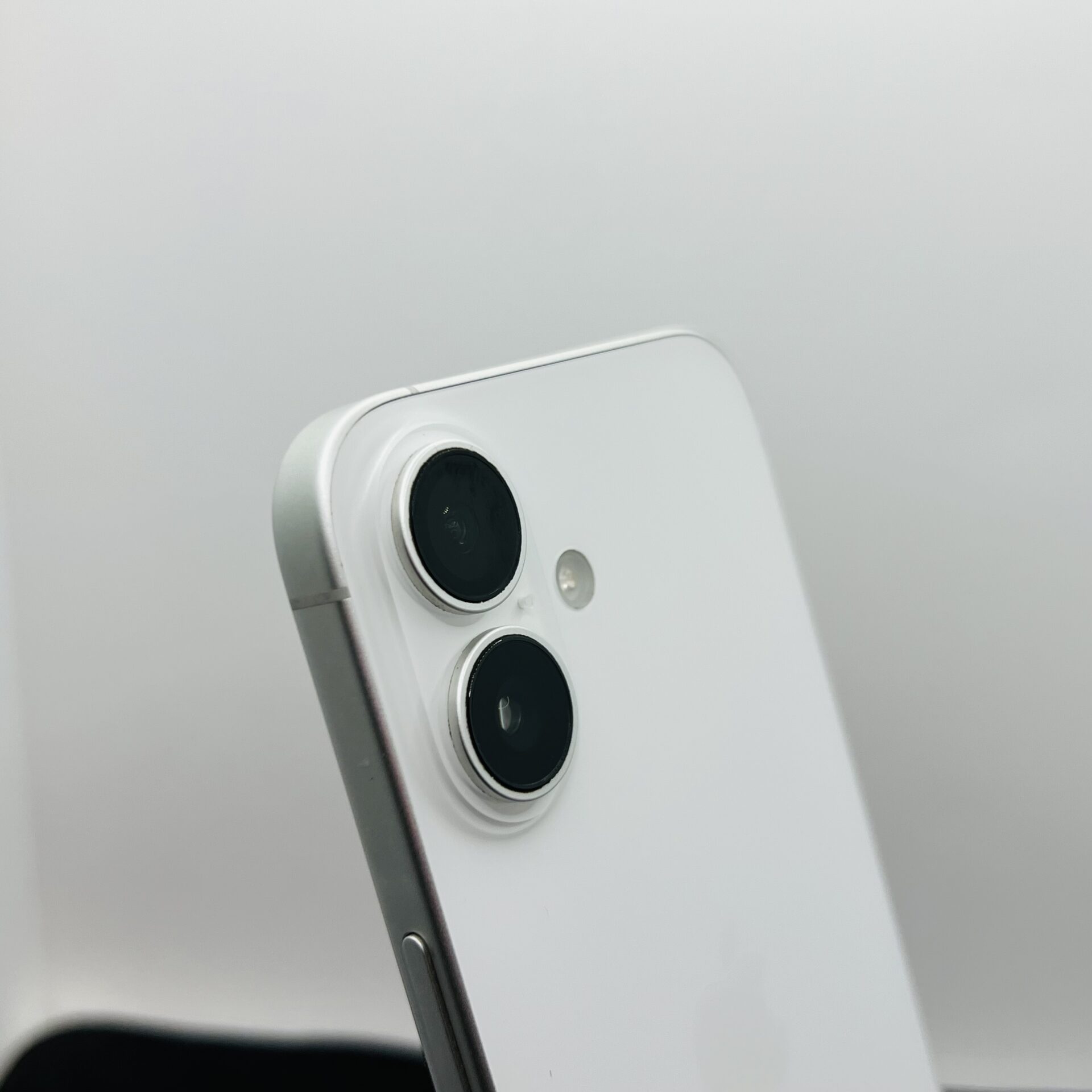 Apple iPhone 16 128GB White (Condition: Excellent) - Image 9