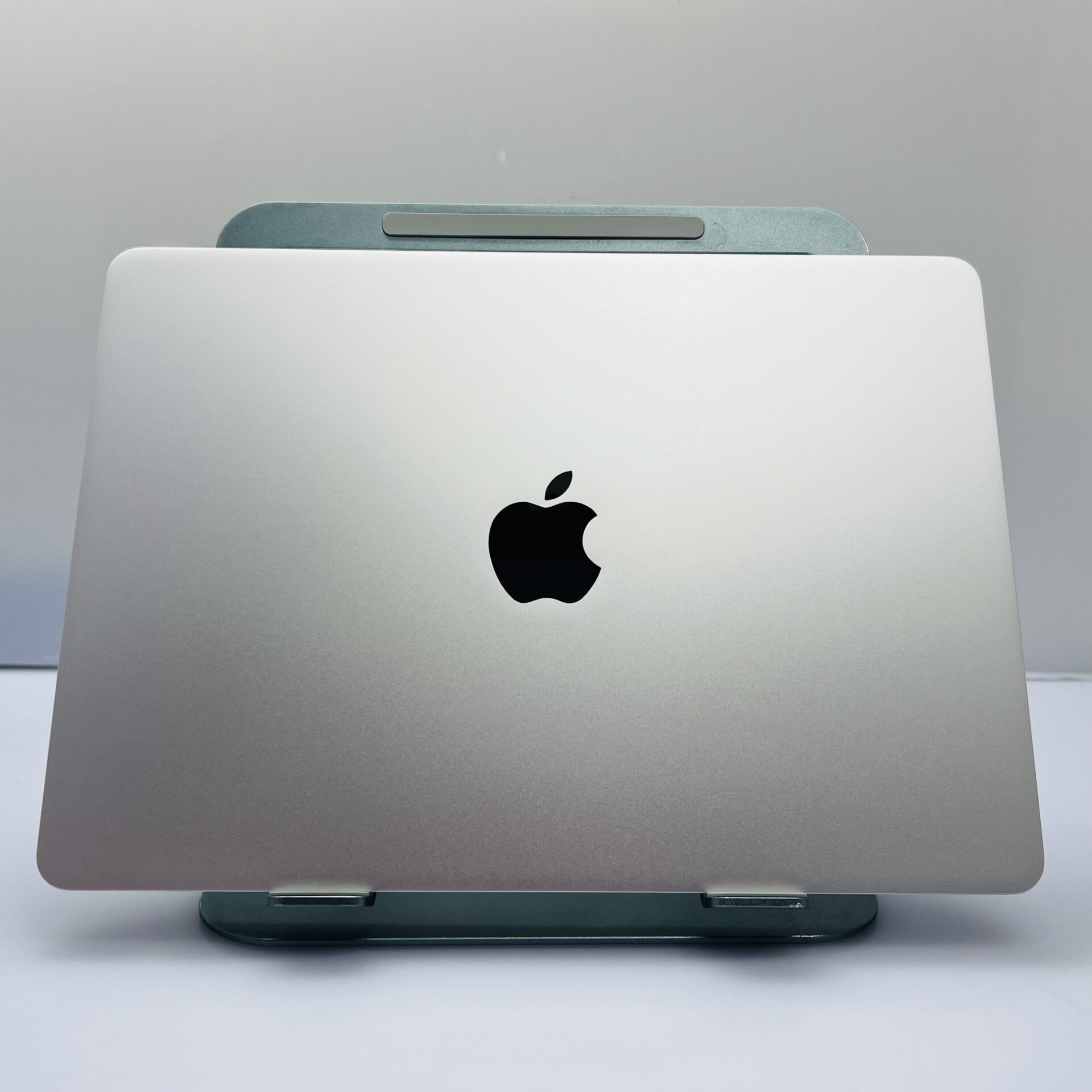 Apple MacBook Air 13-inch “M2” 8 CPU/ 8 GPU (2022) 16GB RAM 256GB SSD Silver (Condition: Good) - Image 2