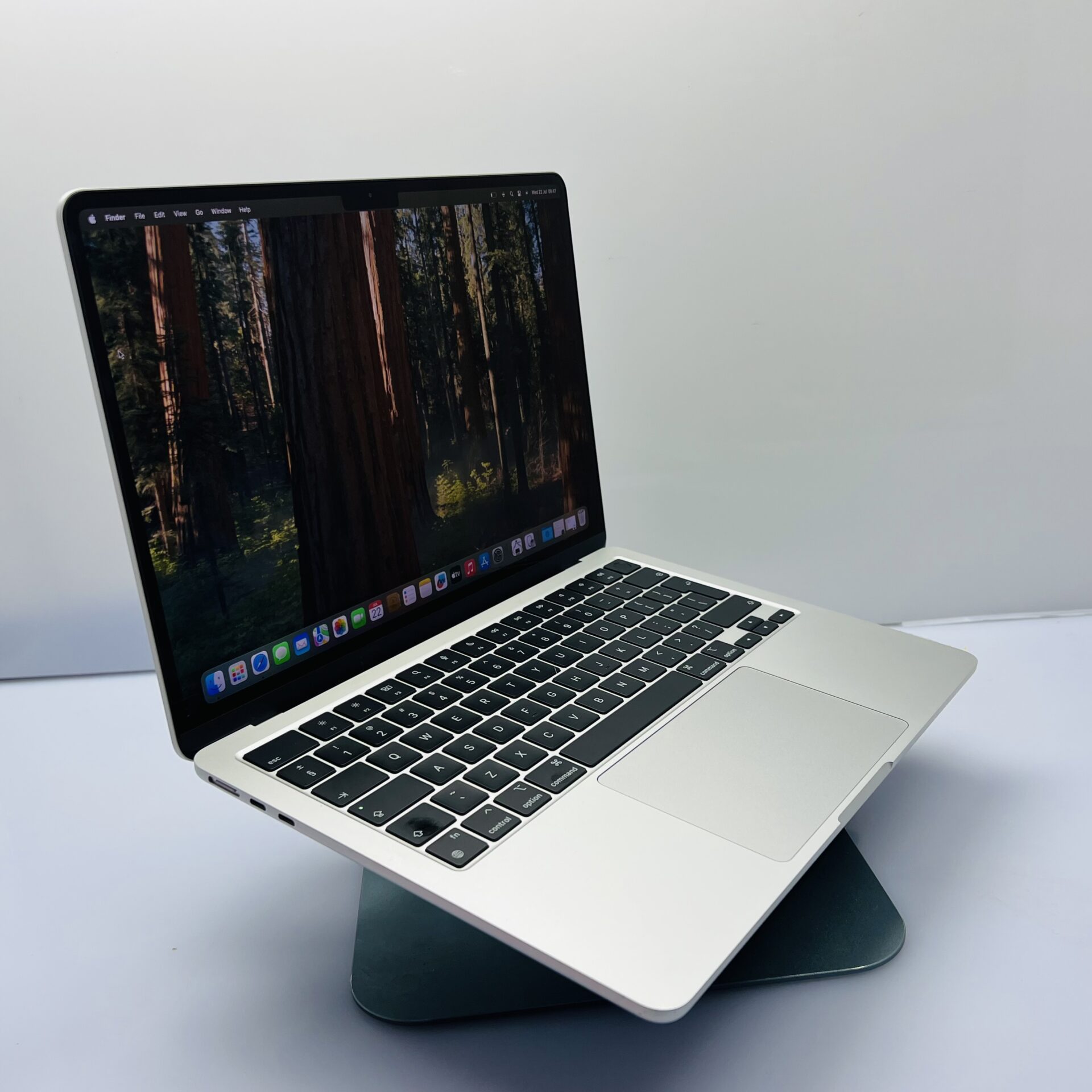 Apple MacBook Air 13-inch “M2” 8 CPU/ 8 GPU (2022) 16GB RAM 256GB SSD Silver (Condition: Good) - Image 4