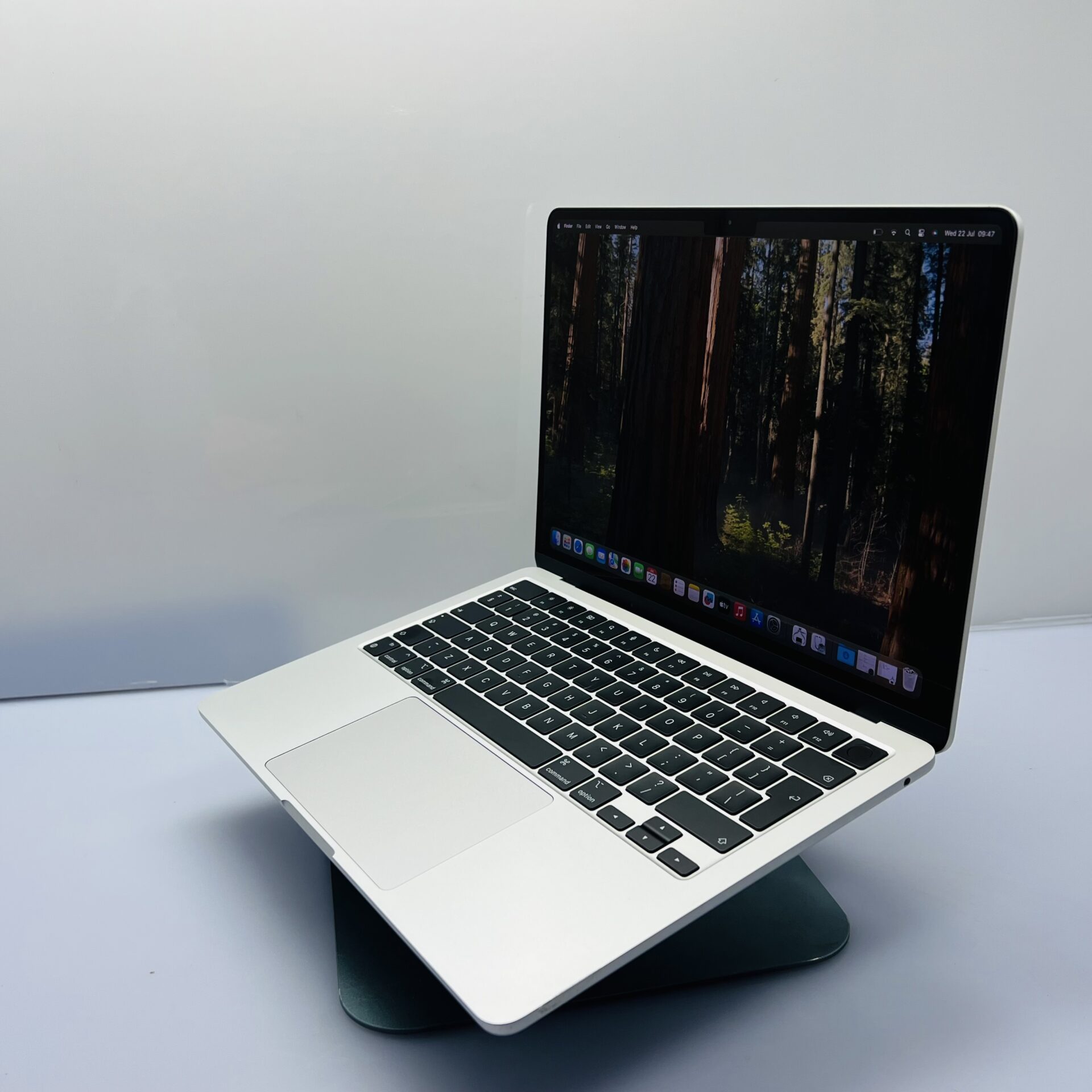 Apple MacBook Air 13-inch “M2” 8 CPU/ 8 GPU (2022) 16GB RAM 256GB SSD Silver (Condition: Good) - Image 5