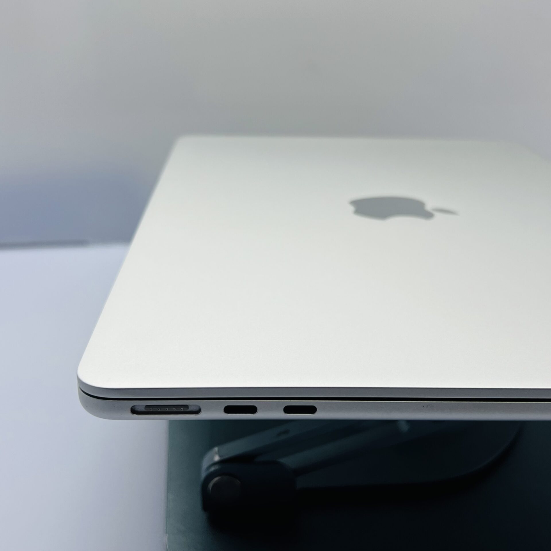 Apple MacBook Air 13-inch “M2” 8 CPU/ 8 GPU (2022) 16GB RAM 256GB SSD Silver (Condition: Good) - Image 11