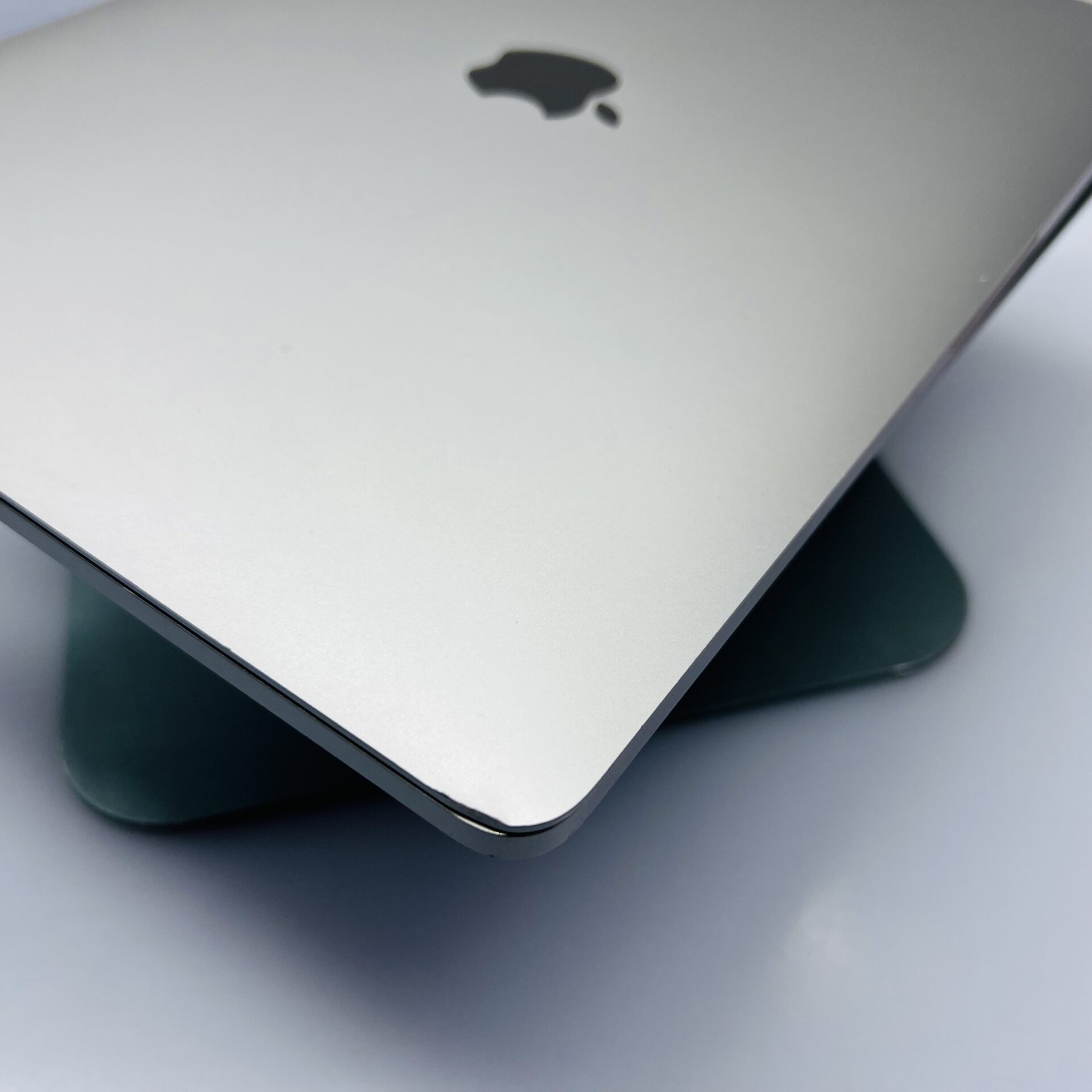 Apple MacBook Pro “M1” 13-Inch 8 CPU/ 8 GPU (2020) 16GB RAM 256GB SSD Space Gray (Condition: Good) - Image 9