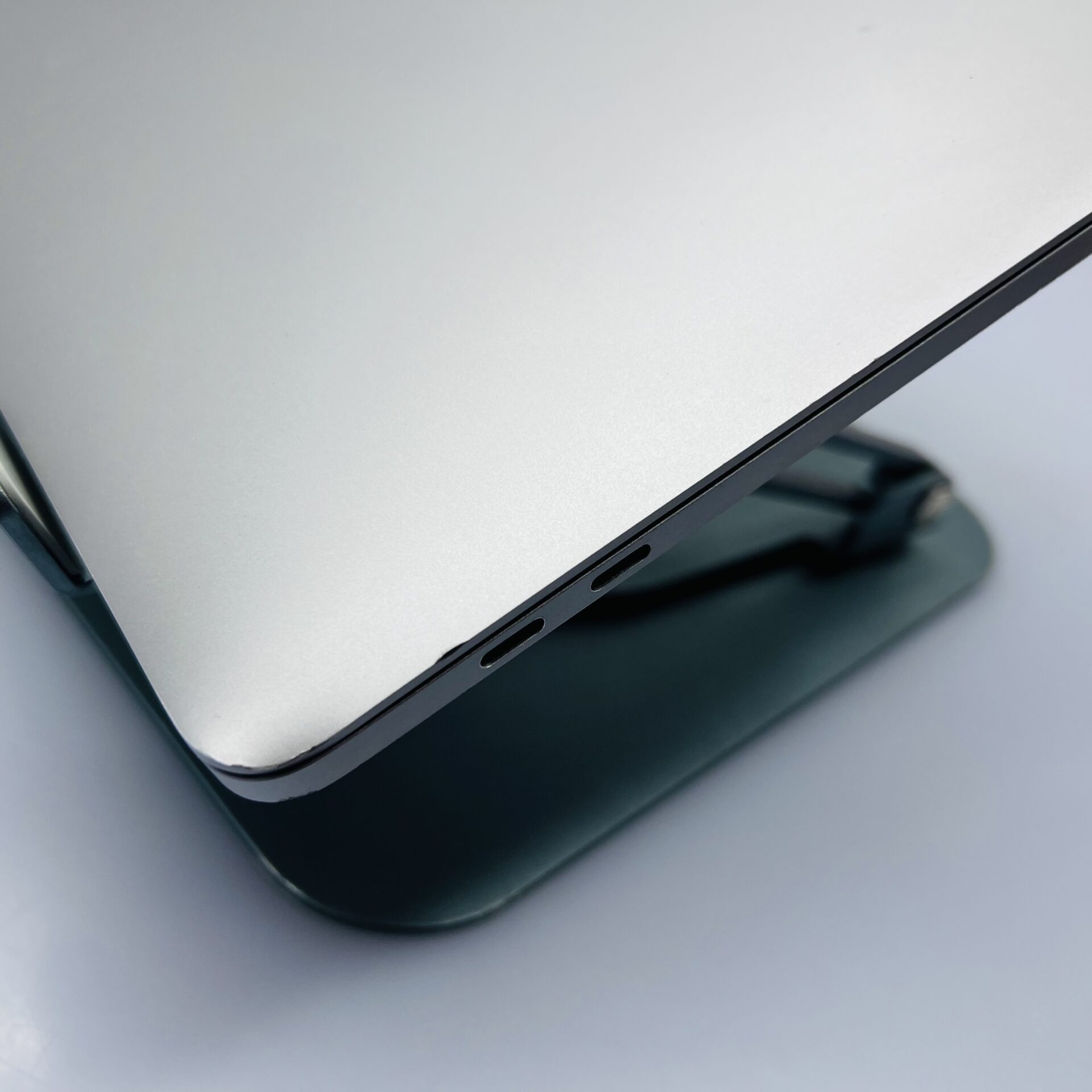 Apple MacBook Pro “M1” 13-Inch 8 CPU/ 8 GPU (2020) 16GB RAM 256GB SSD Space Gray (Condition: Good) - Image 8