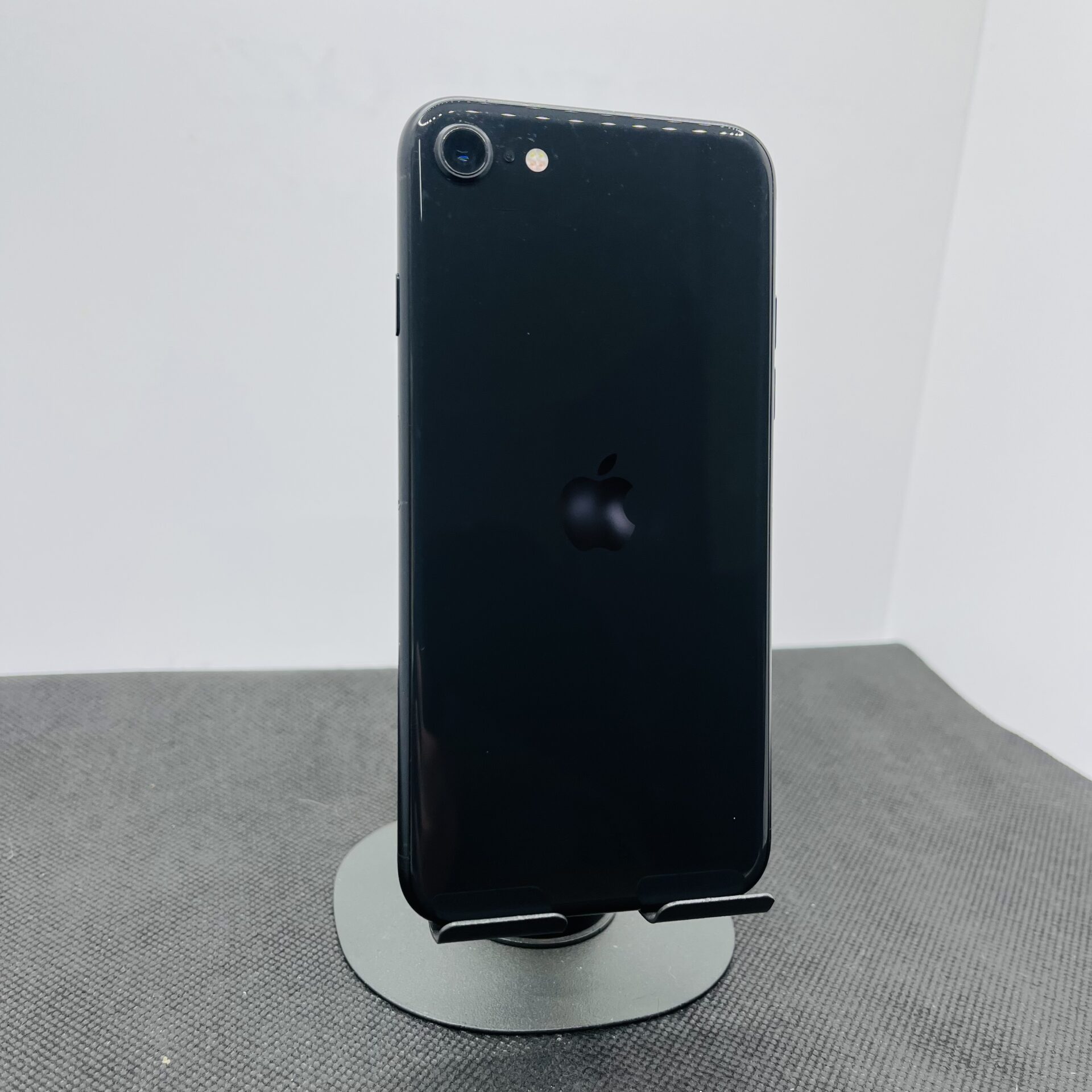 Apple iPhone SE (2020) 64GB Black (Condition: Good) - Image 5