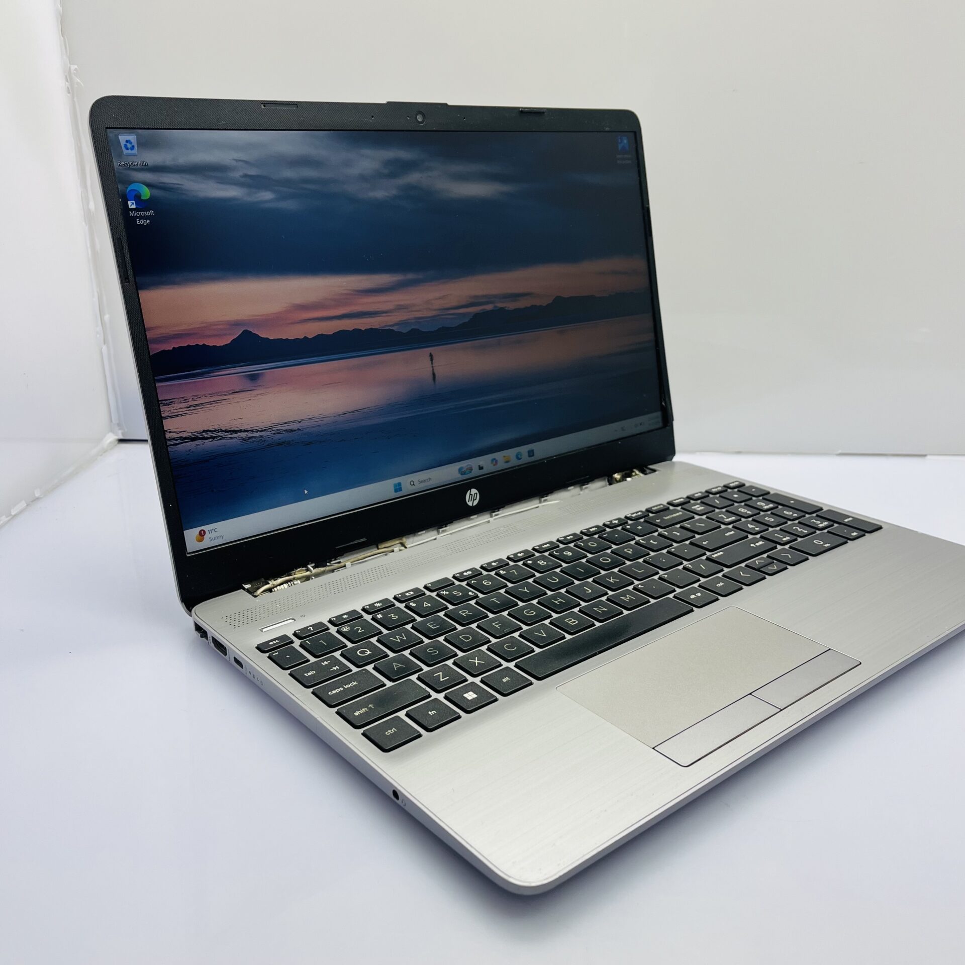 HP 250 G9 "Core i5" 2.40GHz 12GB RAM 256GB SSD Silver - Cracked Screen Casing and missing Hinge Cover (Condition: Fair) - Image 4