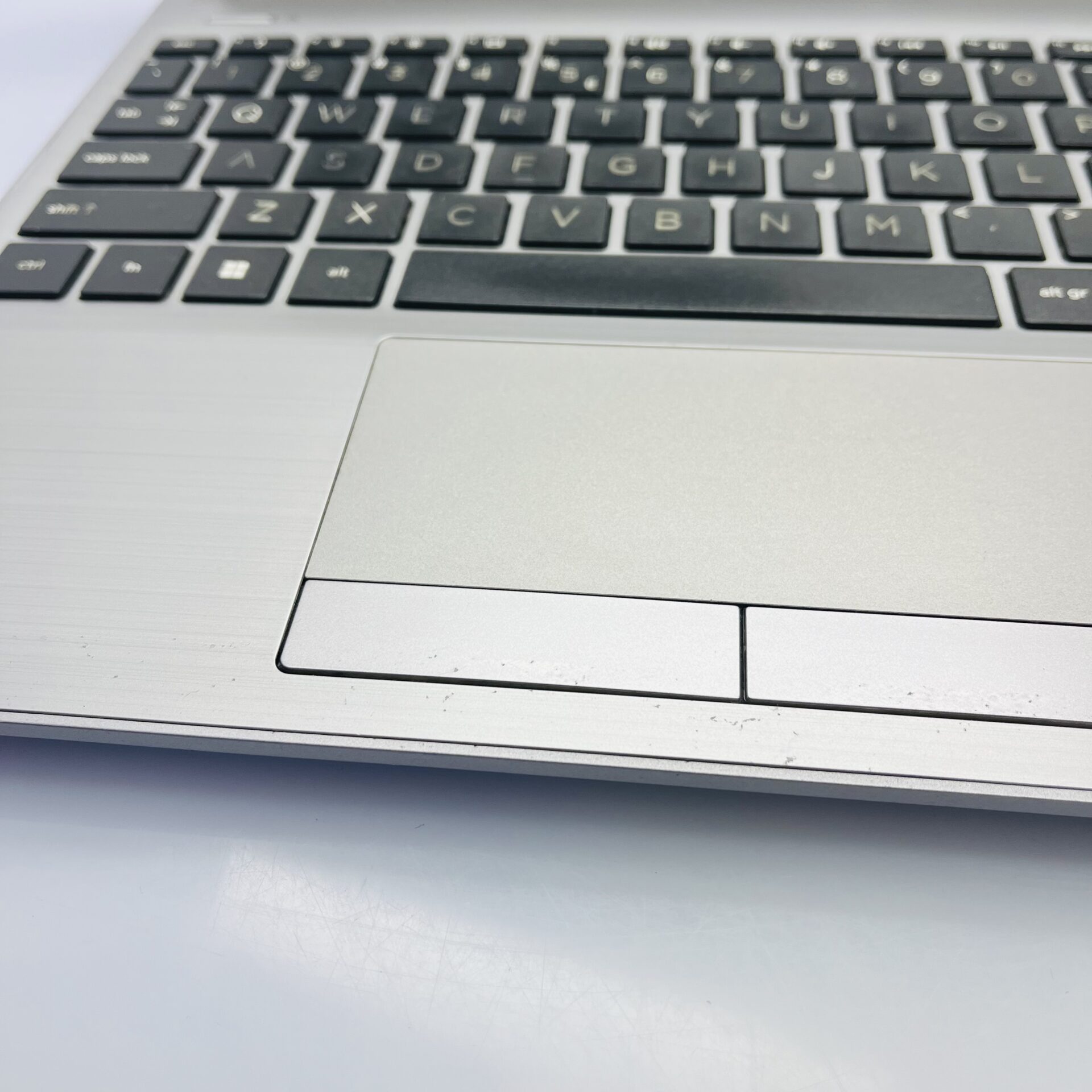 HP 250 G9 "Core i5" 2.40GHz 12GB RAM 256GB SSD Silver - Cracked Screen Casing and missing Hinge Cover (Condition: Fair) - Image 11