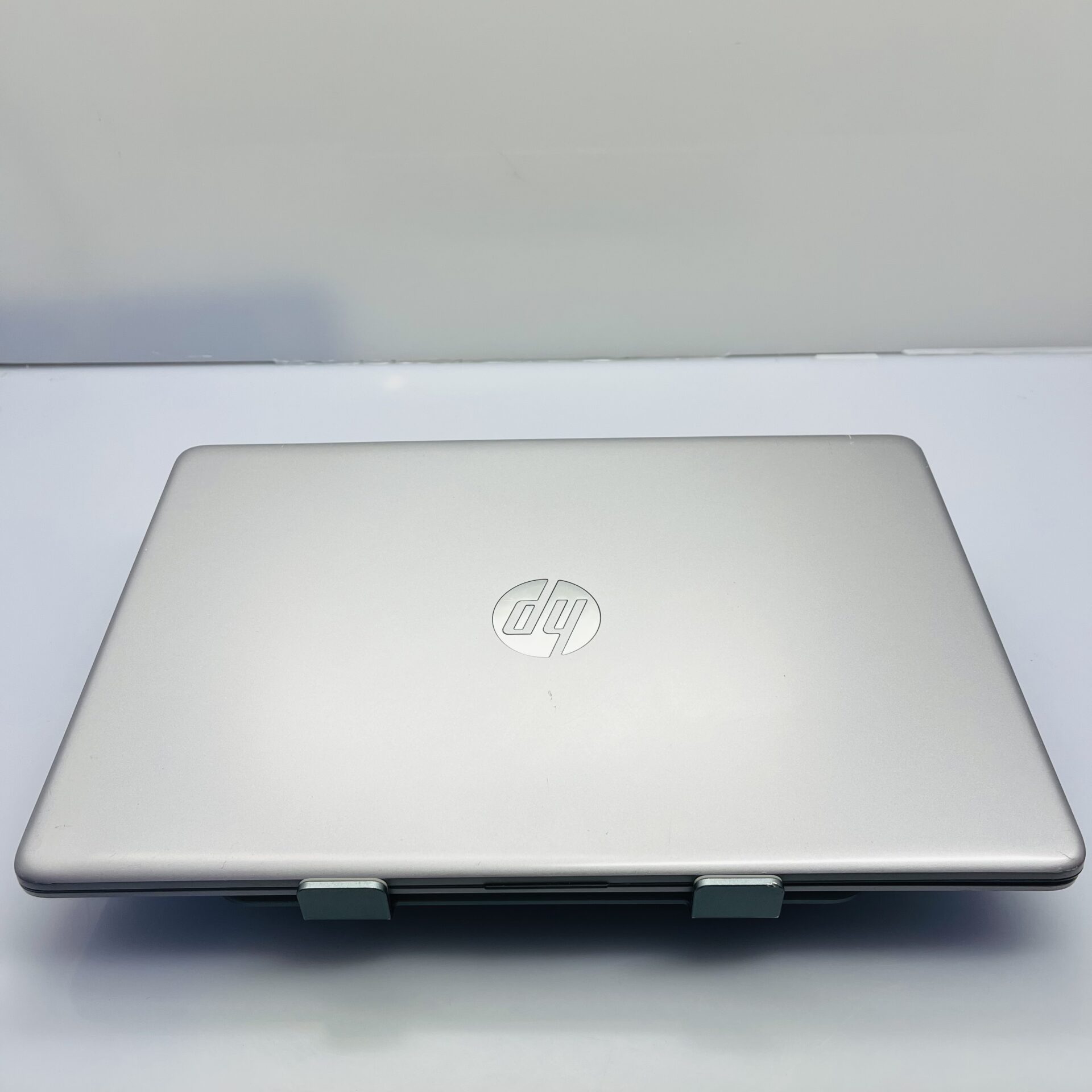 HP 250 G9 "Core i5" 2.40GHz 12GB RAM 256GB SSD Silver - Cracked Screen Casing and missing Hinge Cover (Condition: Fair) - Image 12