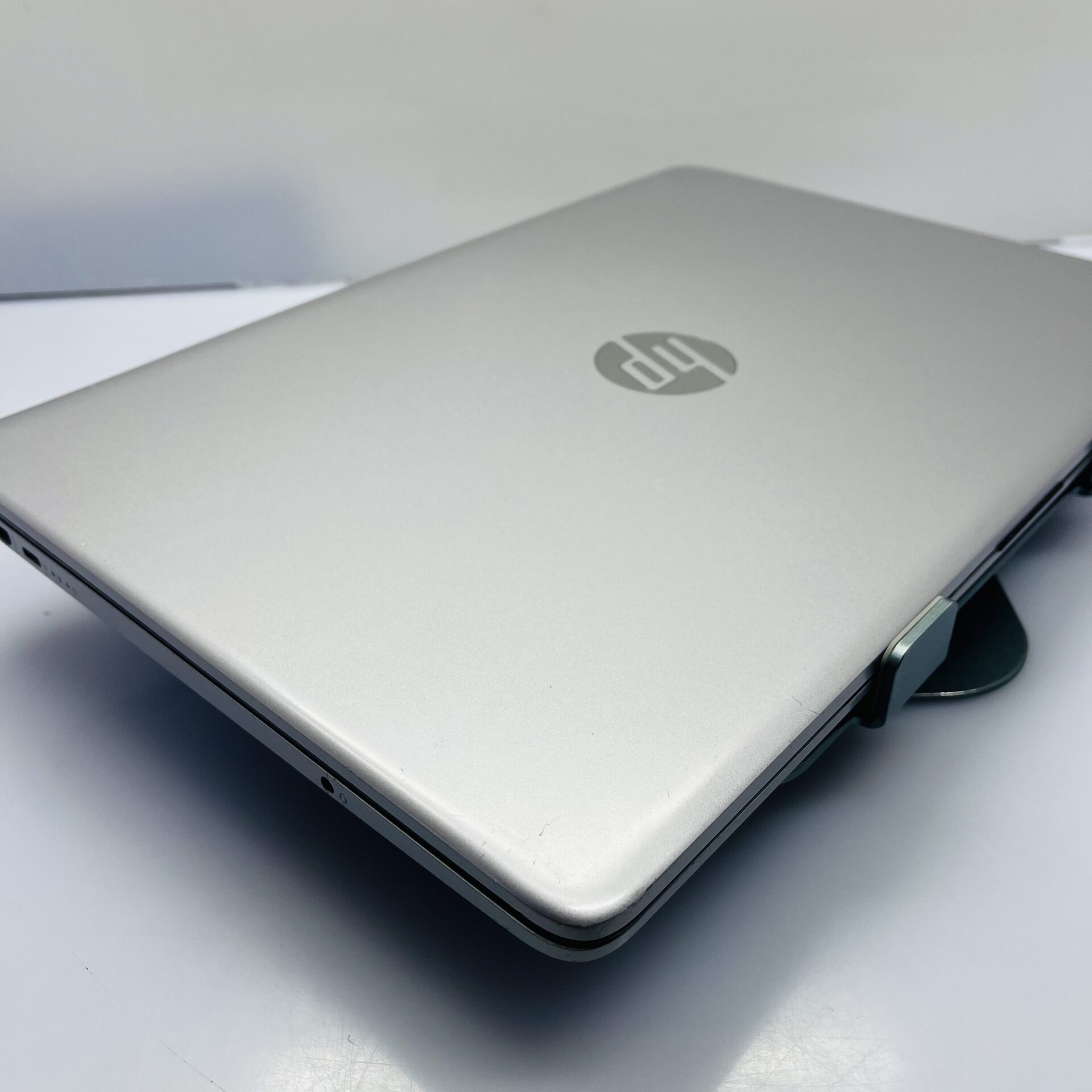 HP 250 G9 "Core i5" 2.40GHz 12GB RAM 256GB SSD Silver - Cracked Screen Casing and missing Hinge Cover (Condition: Fair) - Image 14
