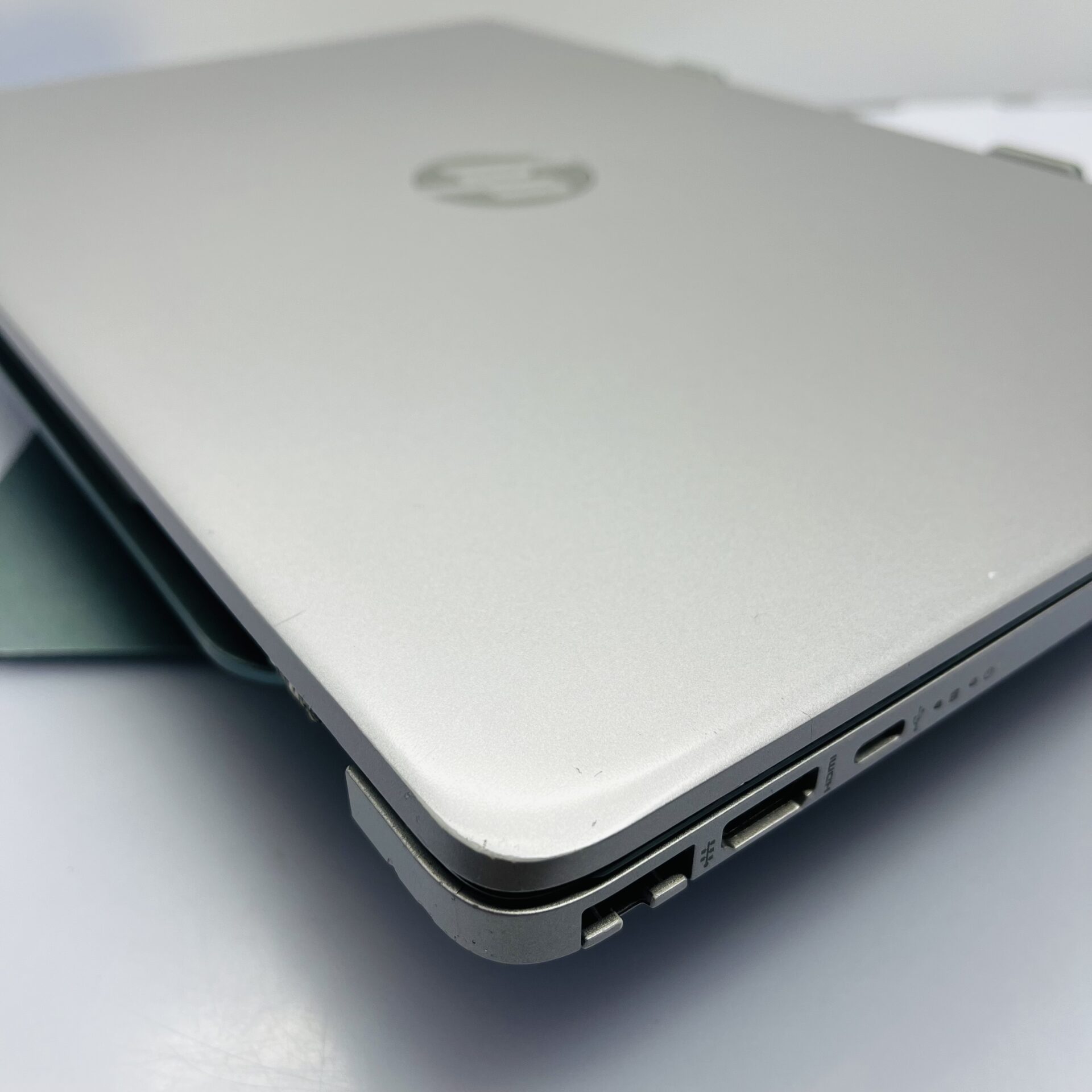 HP 250 G9 "Core i5" 2.40GHz 12GB RAM 256GB SSD Silver - Cracked Screen Casing and missing Hinge Cover (Condition: Fair) - Image 15
