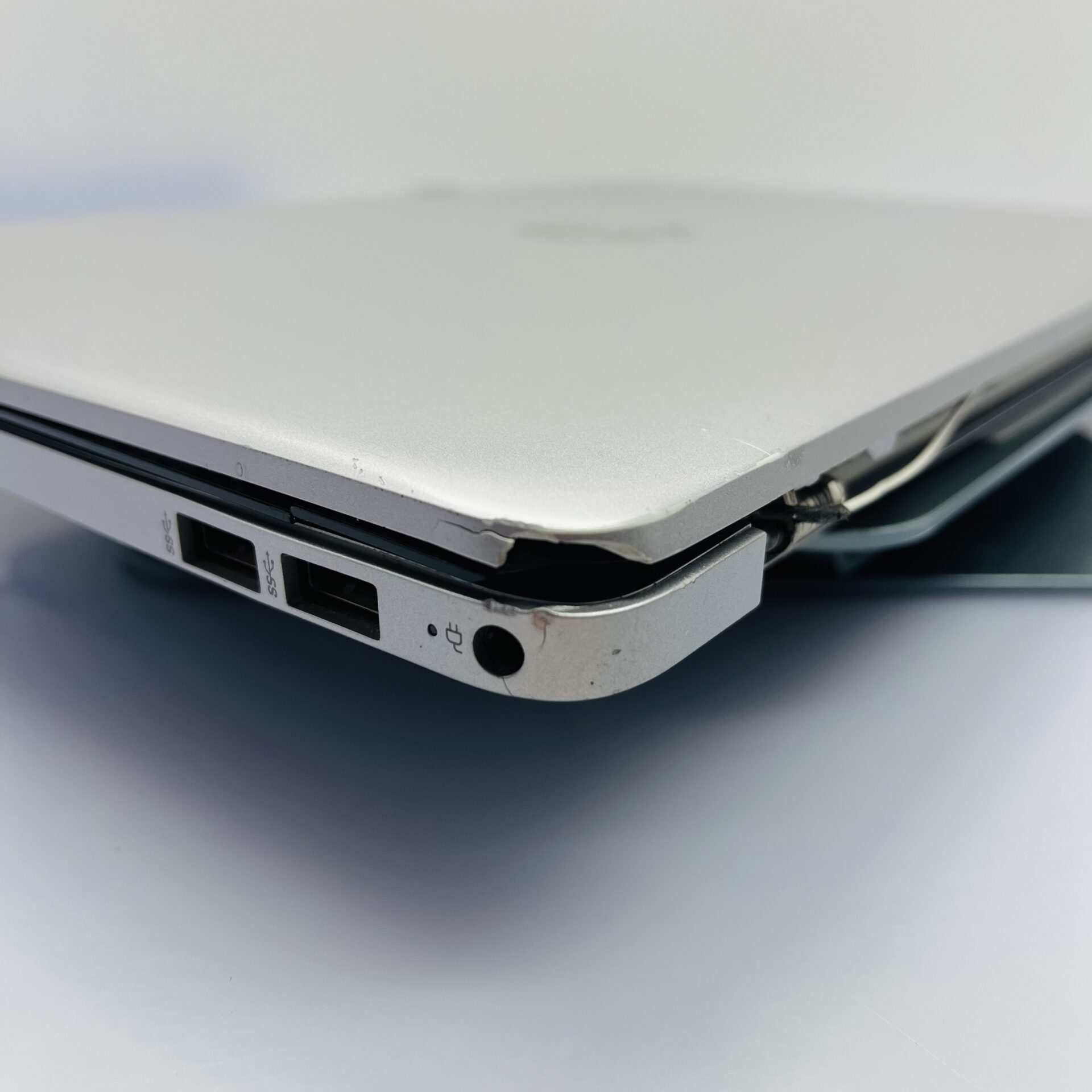 HP 250 G9 "Core i5" 2.40GHz 12GB RAM 256GB SSD Silver - Cracked Screen Casing and missing Hinge Cover (Condition: Fair) - Image 17